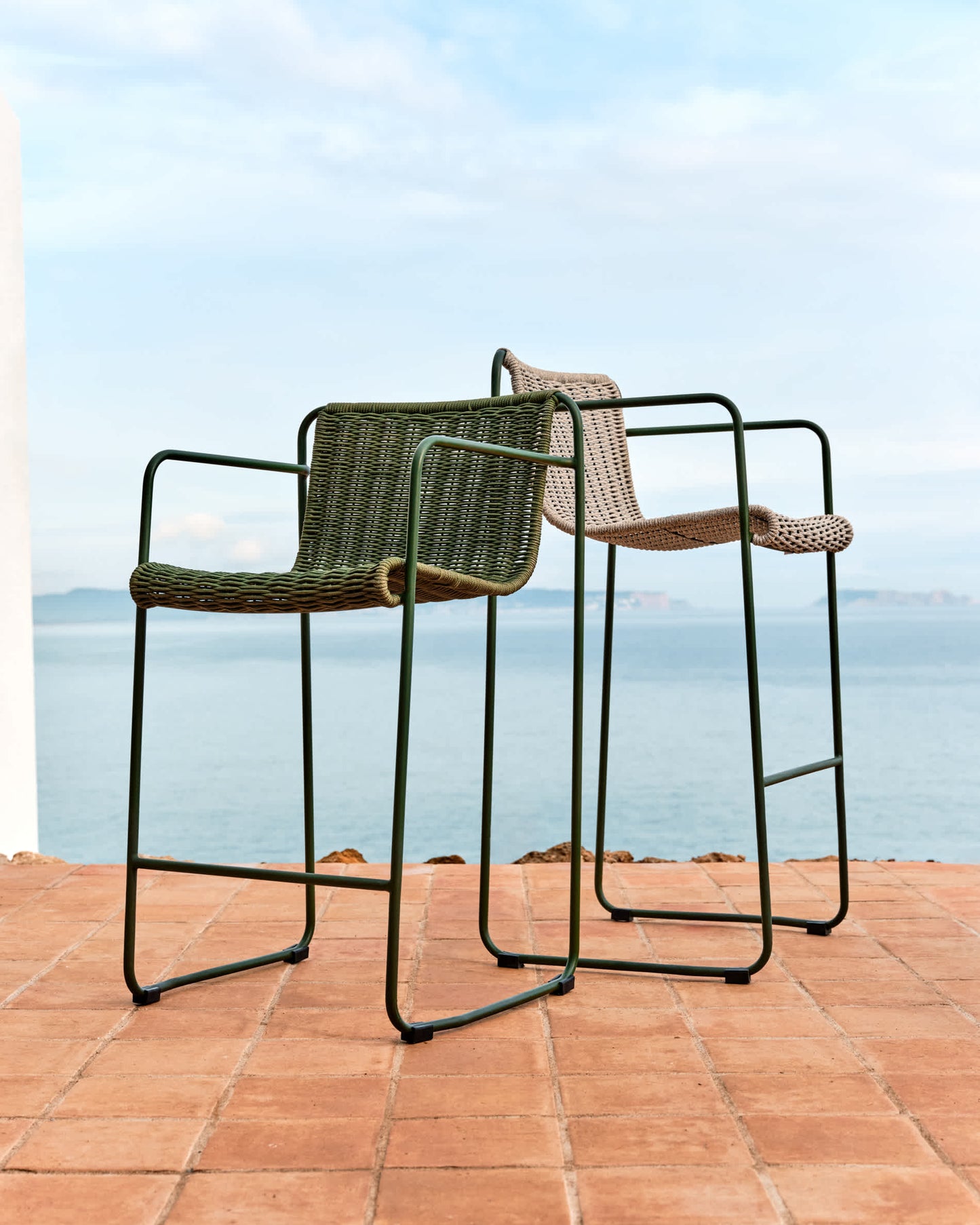 Sgabello Maurina in acciaio zincato verde e corda ecru e grigia 74,5 cm
