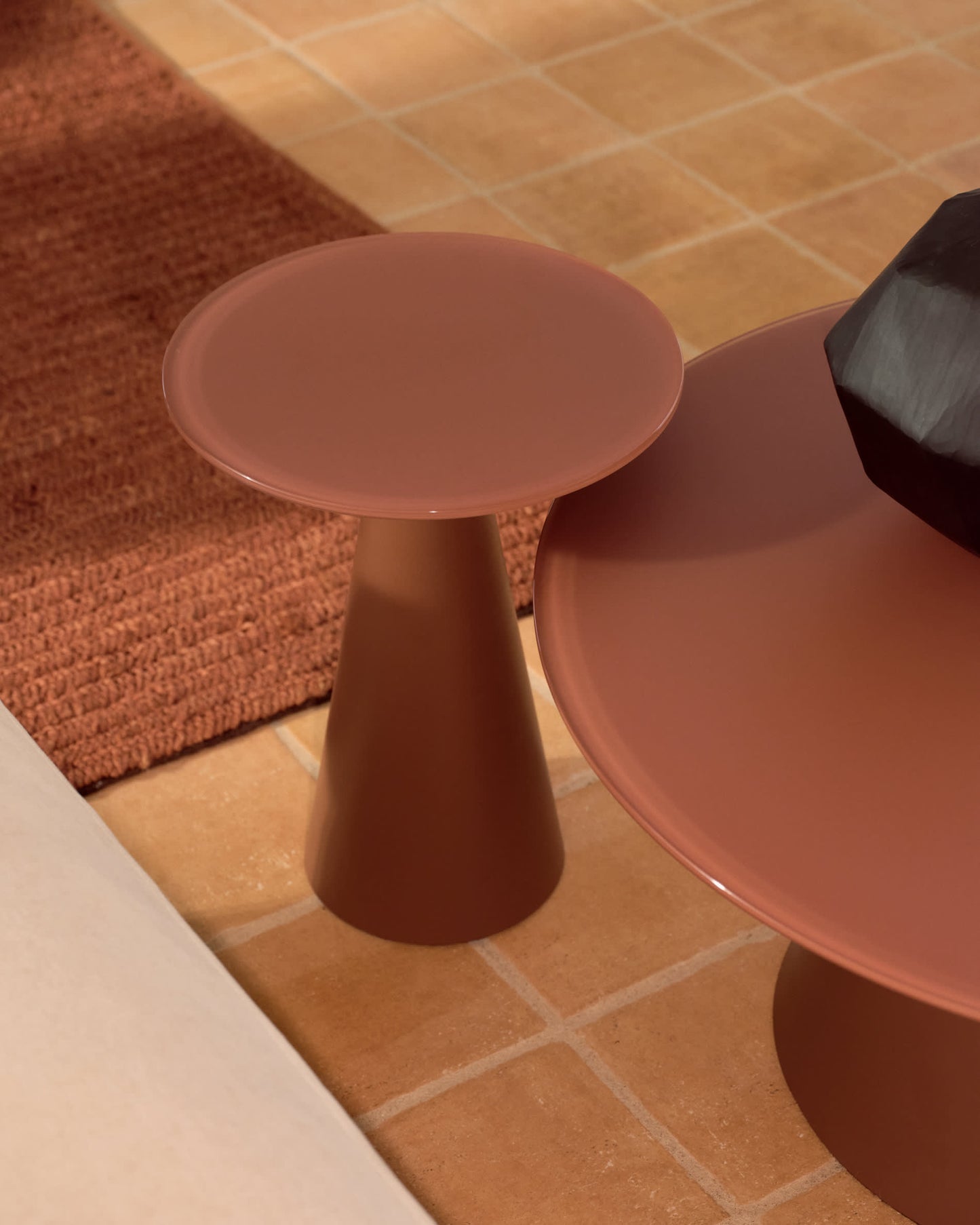 Tavolino d’appoggio Wilshire in vetro temperato smerigliato e acciaio verniciato terracotta satinato Ø30cm