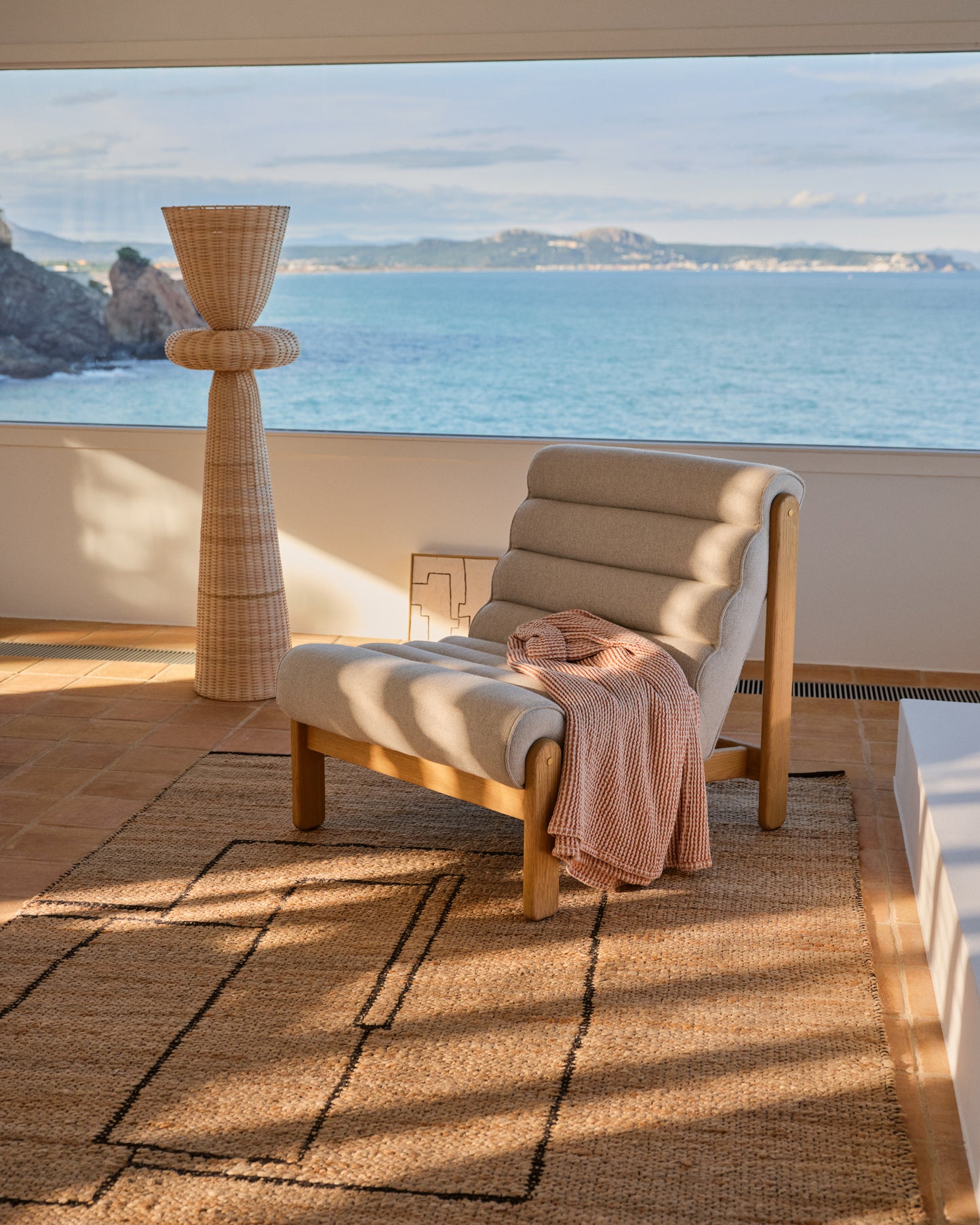 Poltrona Magira beige in rovere massiccio con finitura naturale