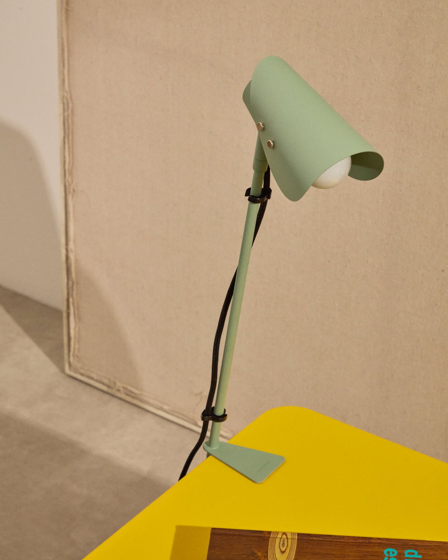 Lampada da tavolo con morsetto Jula in metallo verde