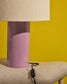Lampada da tavolo Toneric in ceramica con finitura lilla e cotone