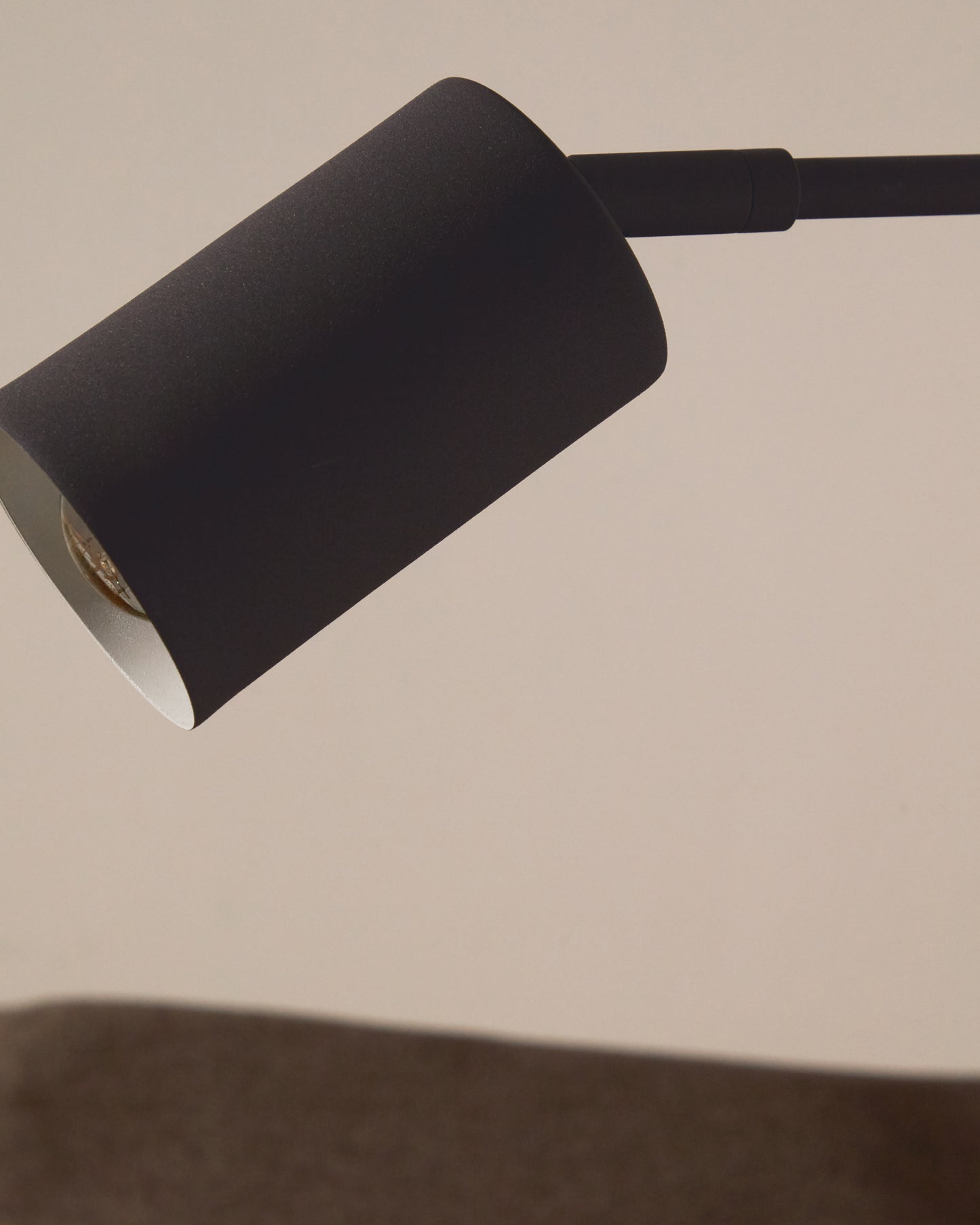 Lampada da tavolo Manie in metallo con finitura effetto ghisa nera