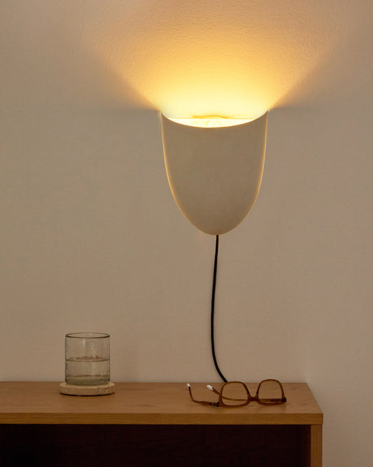 Lampada da parete Nibla in metallo effetto argilla bianca