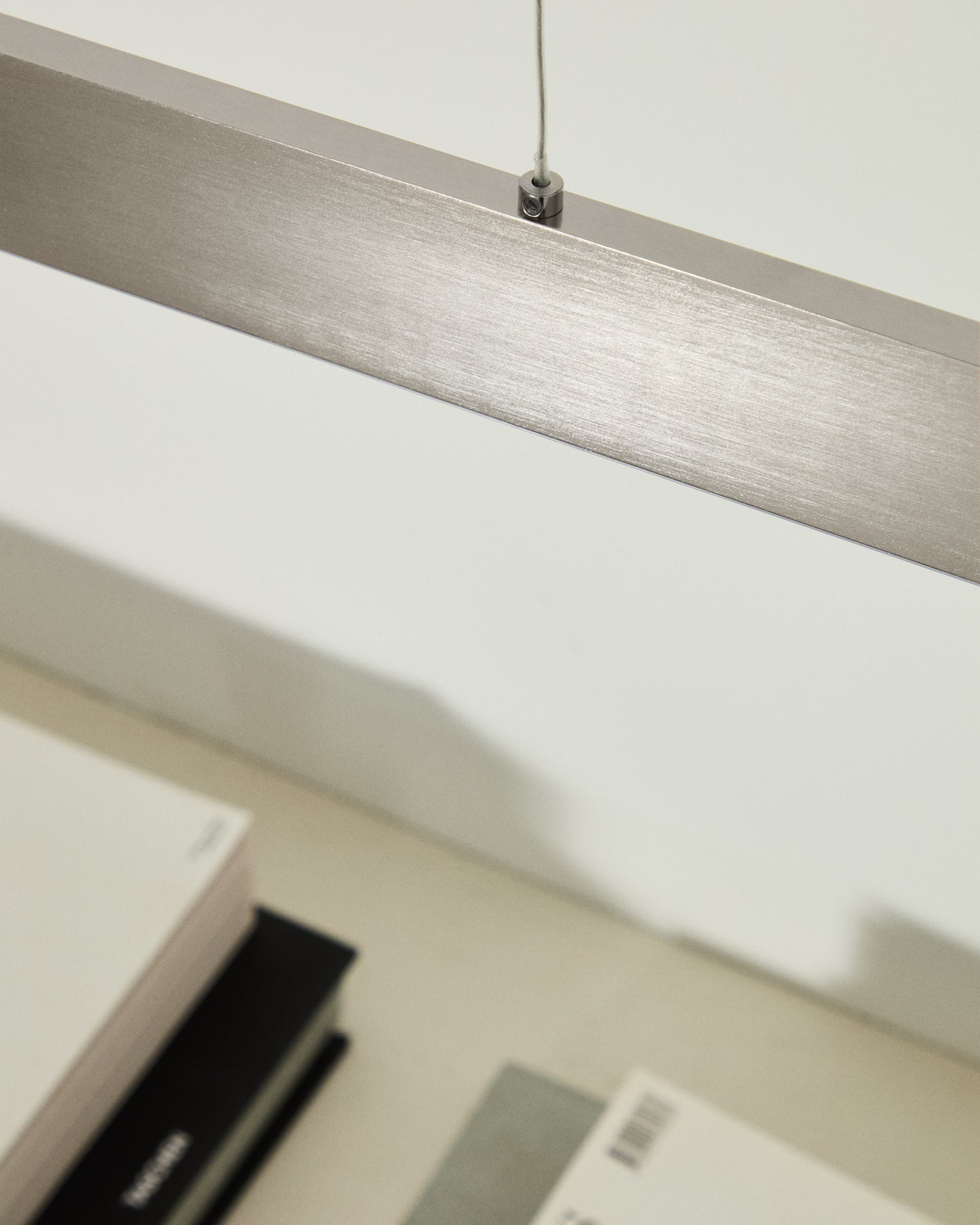 Lampada da soffitto Boadella in alluminio con finitura verniciata argento spazzolato