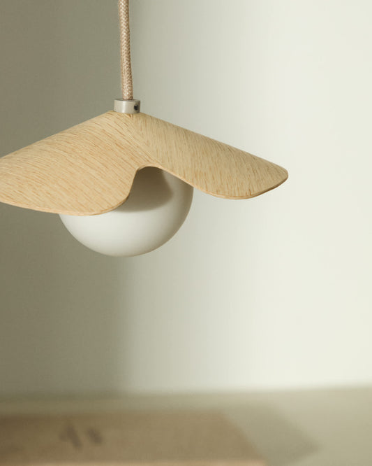 Lampada da soffitto Wilara in impiallacciatura di rovere con 1 sfera di vetro fumé bianco