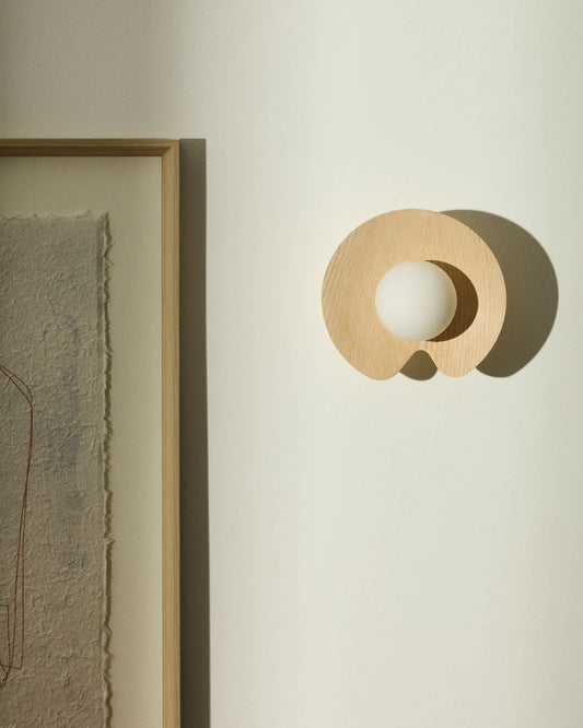 Applique da parete Wilara in impiallacciatura di rovere con 1 sfera in vetro fumé
