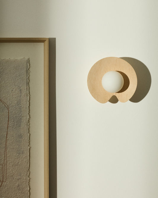 Applique da parete Wilara in impiallacciatura di rovere con 1 sfera in vetro fumé