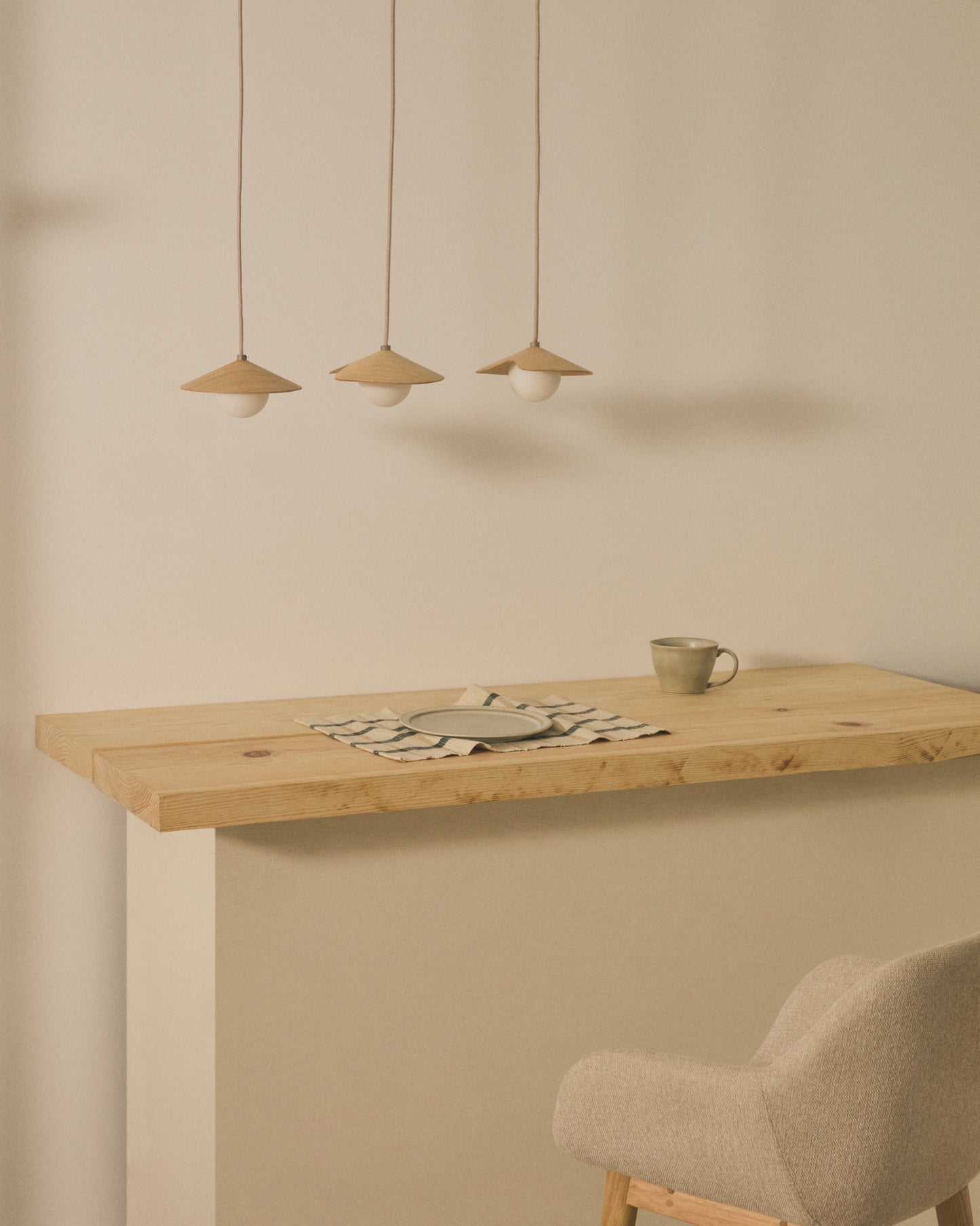 Lampada da soffitto Wilara in impiallacciatura di rovere con 3 perle di vetro fumé bianco