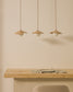 Lampada da soffitto Wilara in impiallacciatura di rovere con 3 perle di vetro fumé bianco