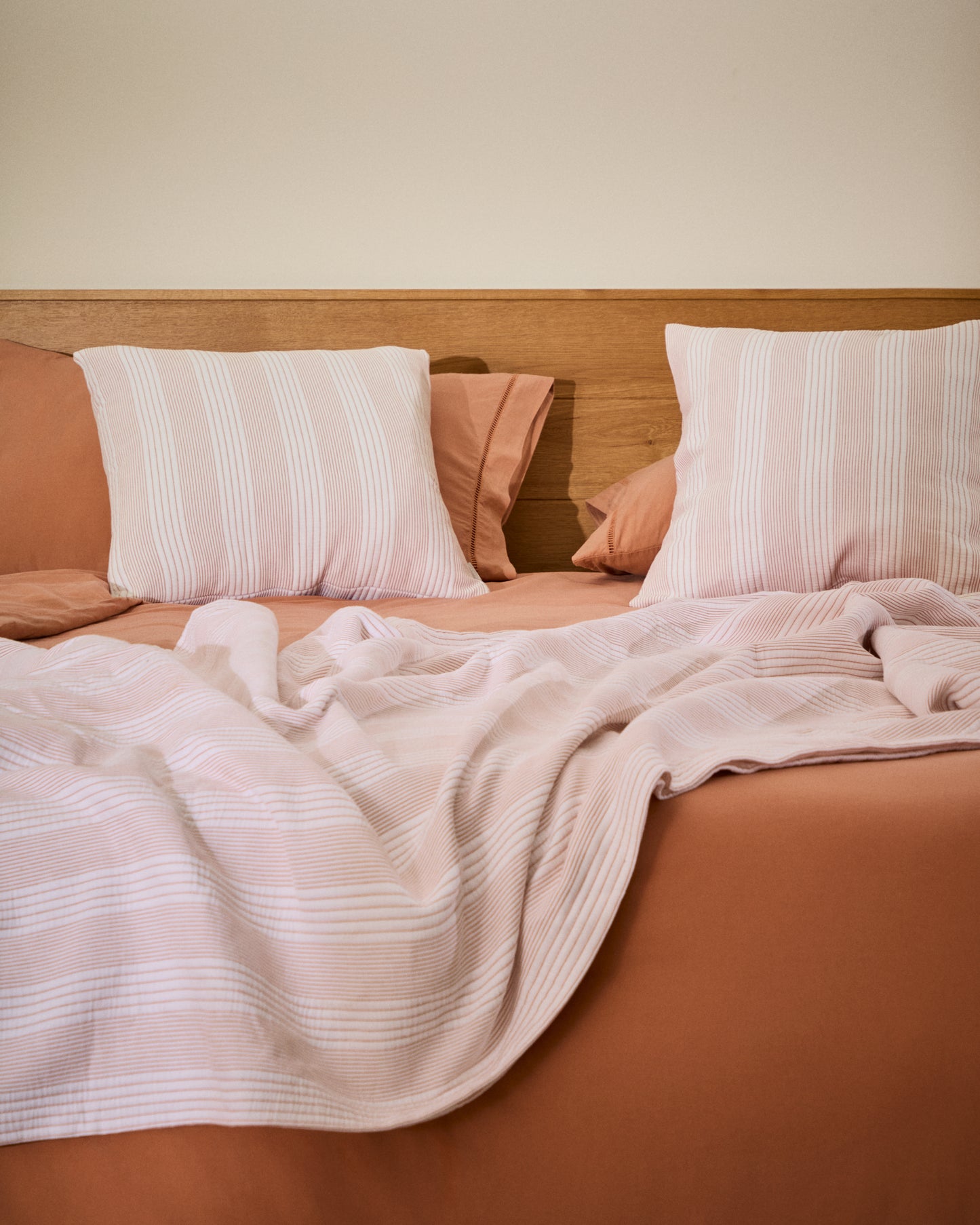 Letto Alguema con impiallacciatura in rovere e finitura naturale per materasso 180 x 200 cm