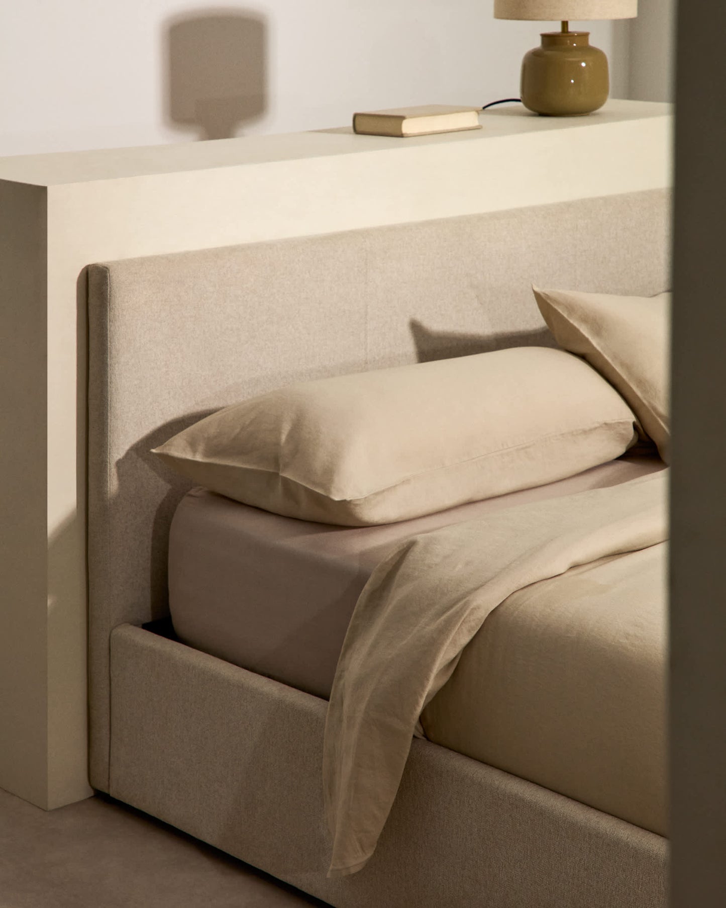 Letto con contenitore apribile Nahiri in ciniglia beige per materasso 180 x 200 cm