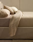 Letto con contenitore apribile Nahiri in ciniglia beige per materasso 160 x 200 cm