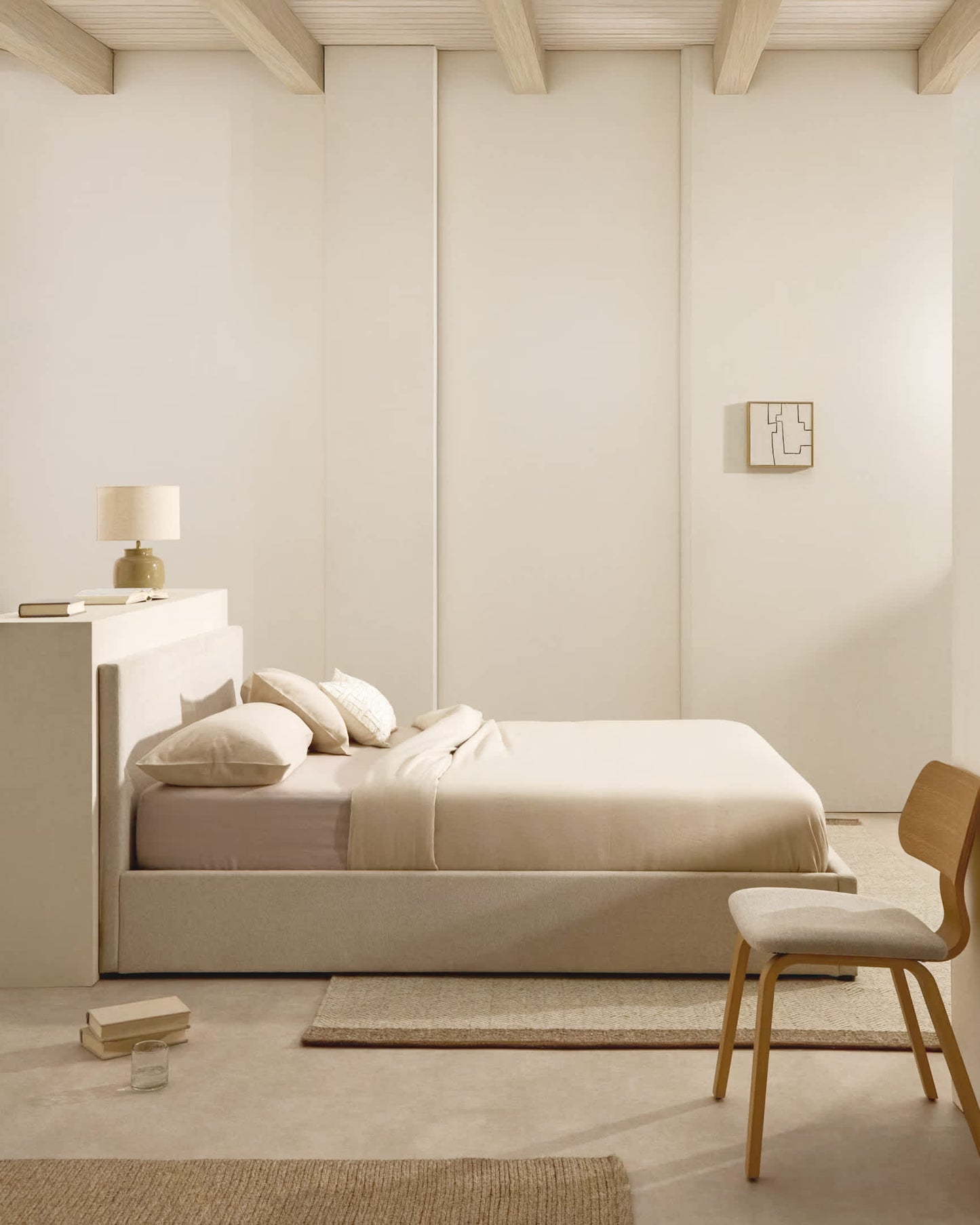 Letto con contenitore apribile Nahiri in ciniglia beige per materasso 180 x 200 cm