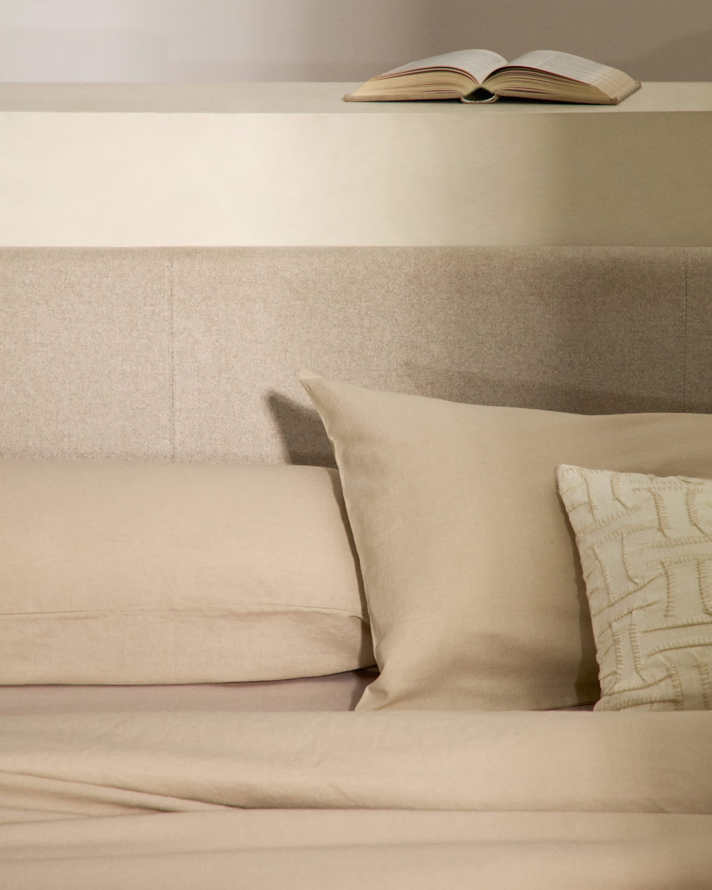 Letto con contenitore apribile Nahiri in ciniglia beige per materasso 180 x 200 cm