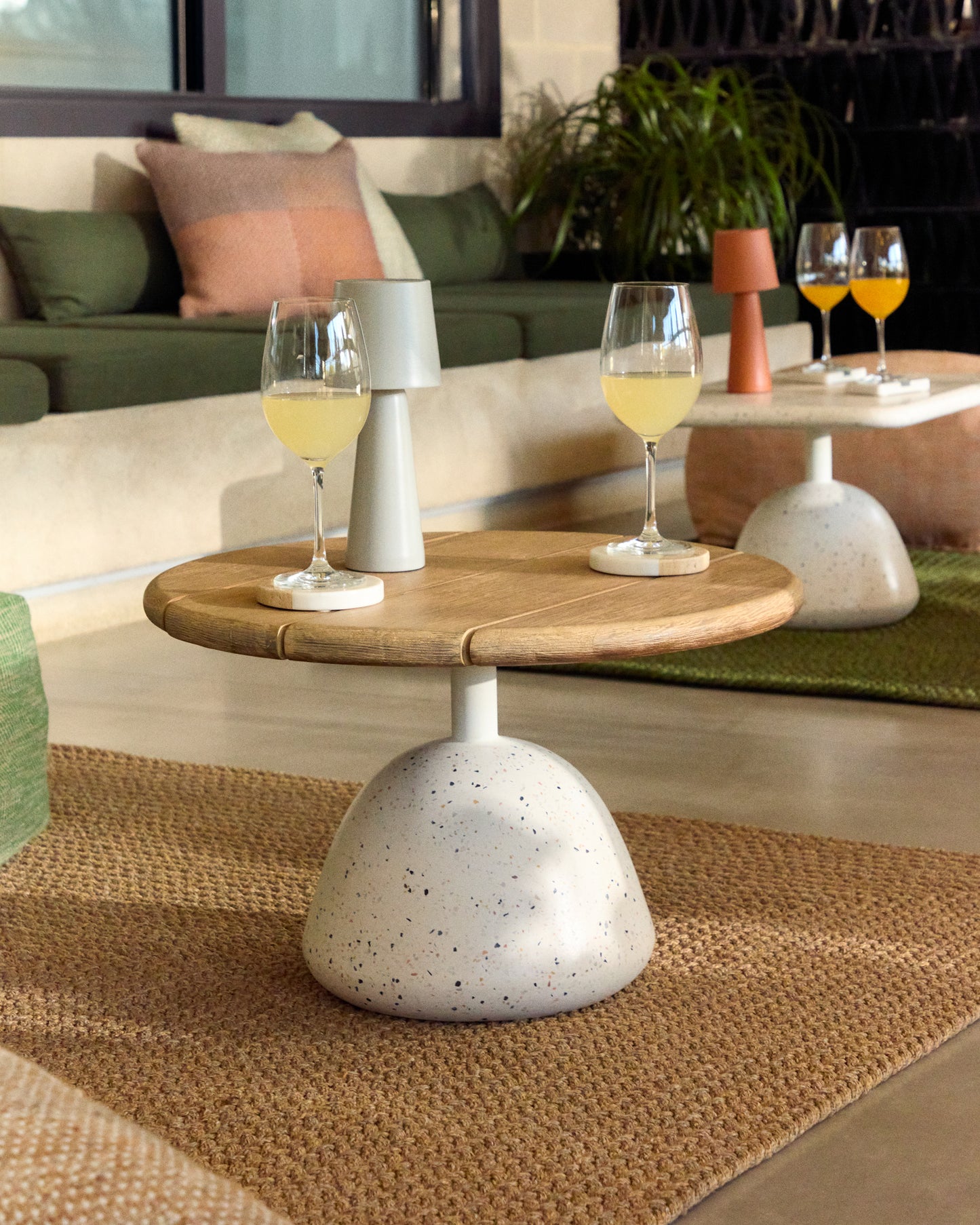 Tavolino Saura in terrazzo bianco con piano in acacia naturale 32 x Ø 55 cm