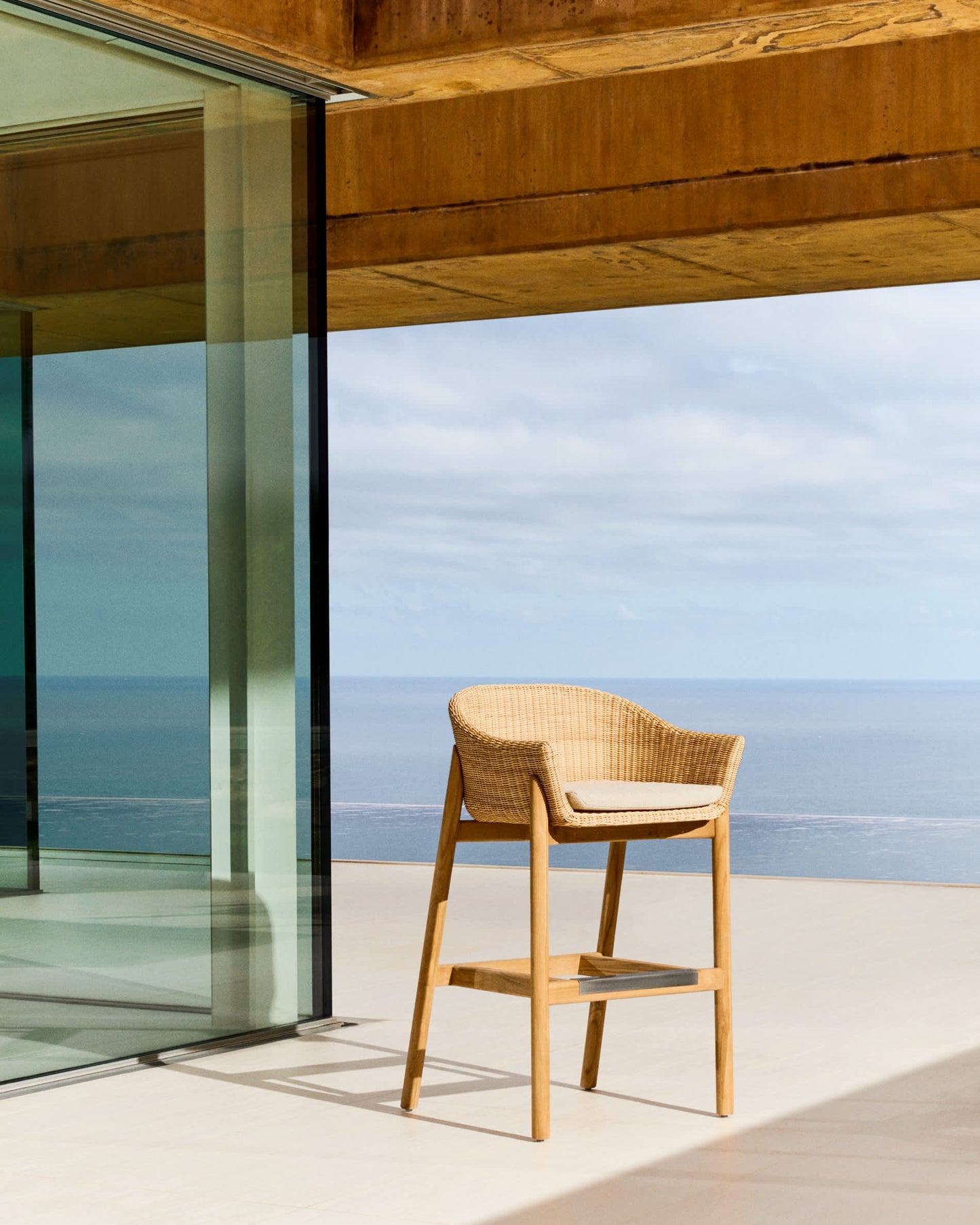 Sgabello Galea in legno massello di teak e rattan sintetico da 75 cm FSC 100%