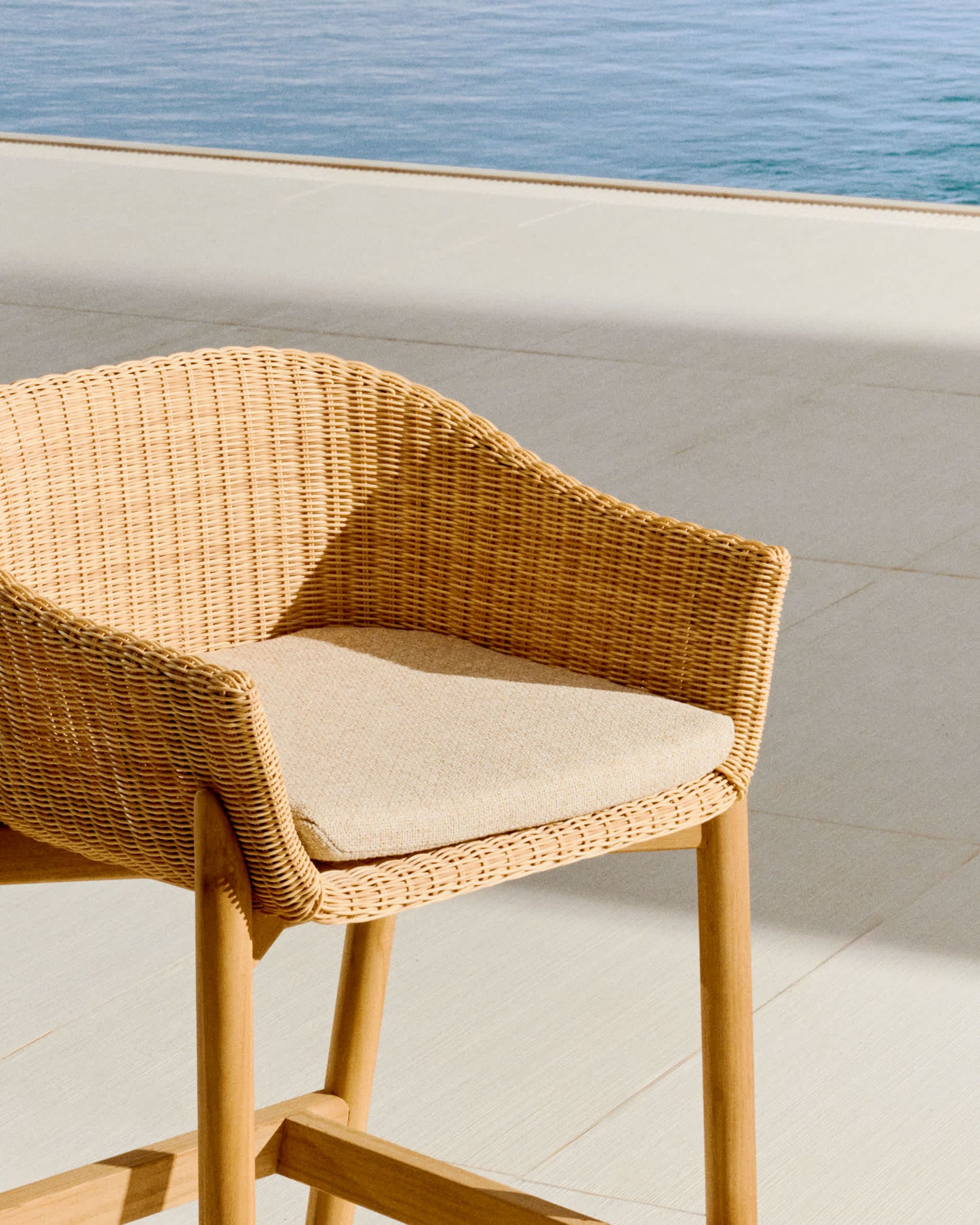 Sgabello Galea in legno massello di teak e rattan sintetico da 75 cm FSC 100%
