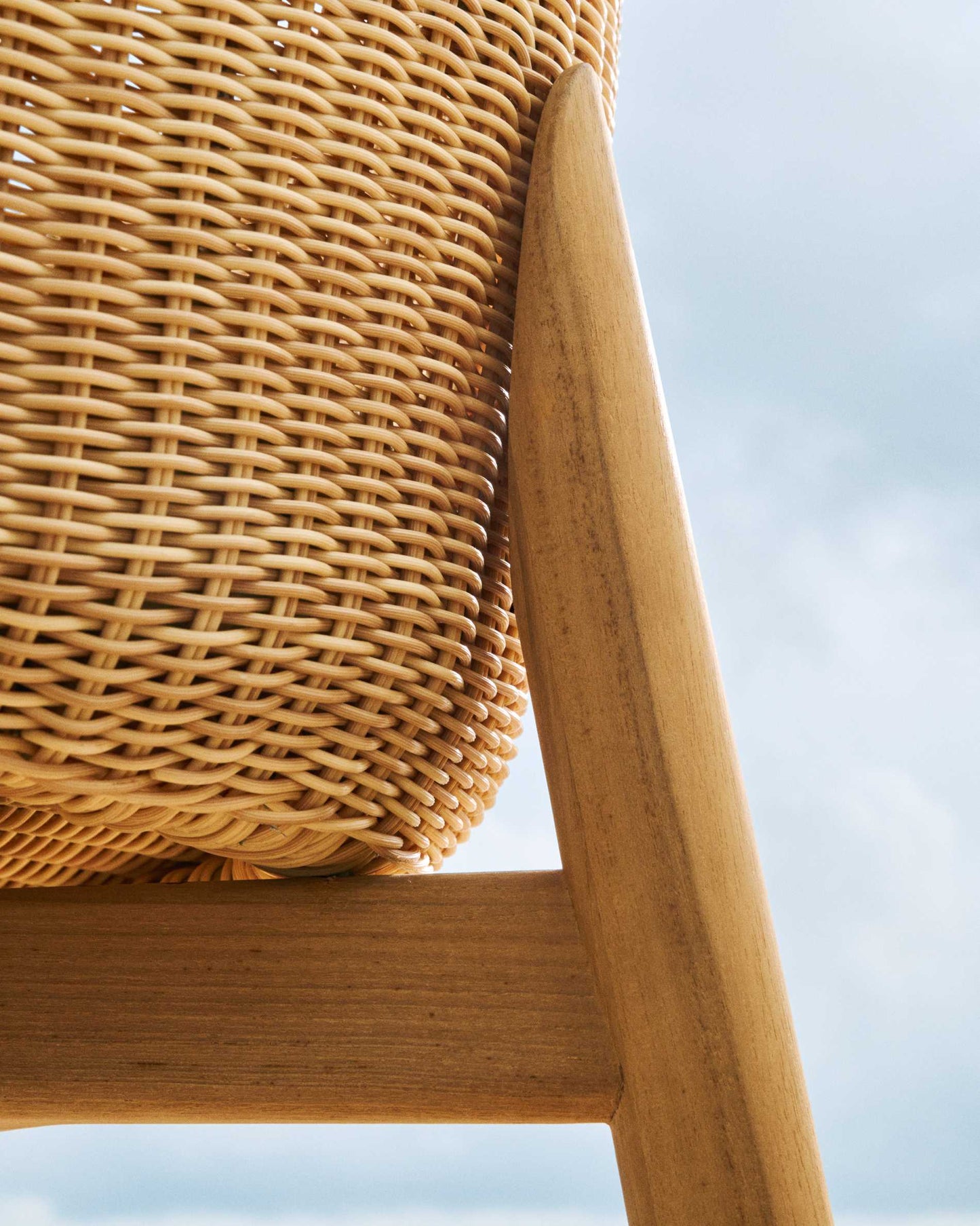 Sgabello Galea in legno massello di teak e rattan sintetico da 75 cm FSC 100%