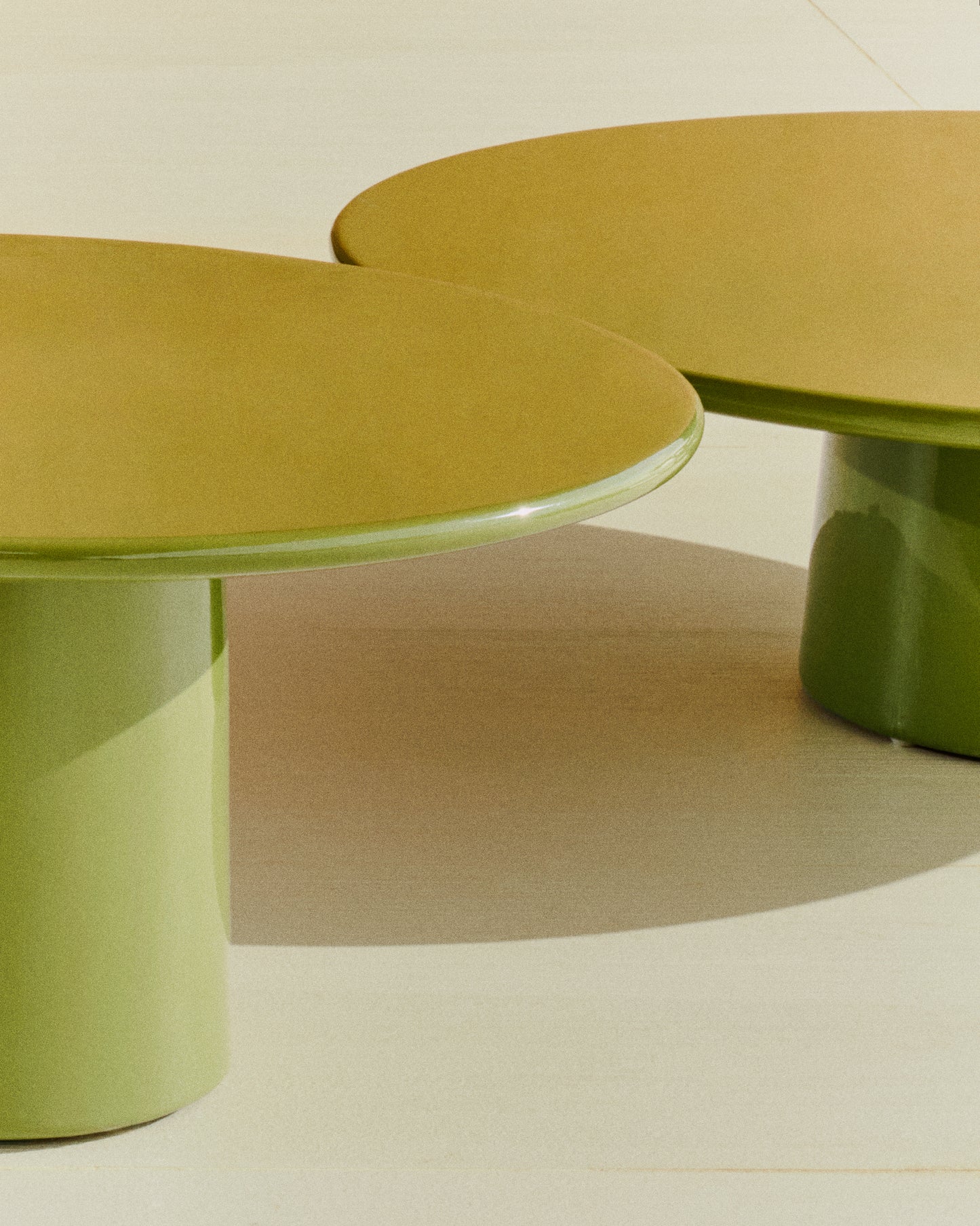 Tavolino da salotto Albanella in cemento con finitura verde lucido Ø 110 cm