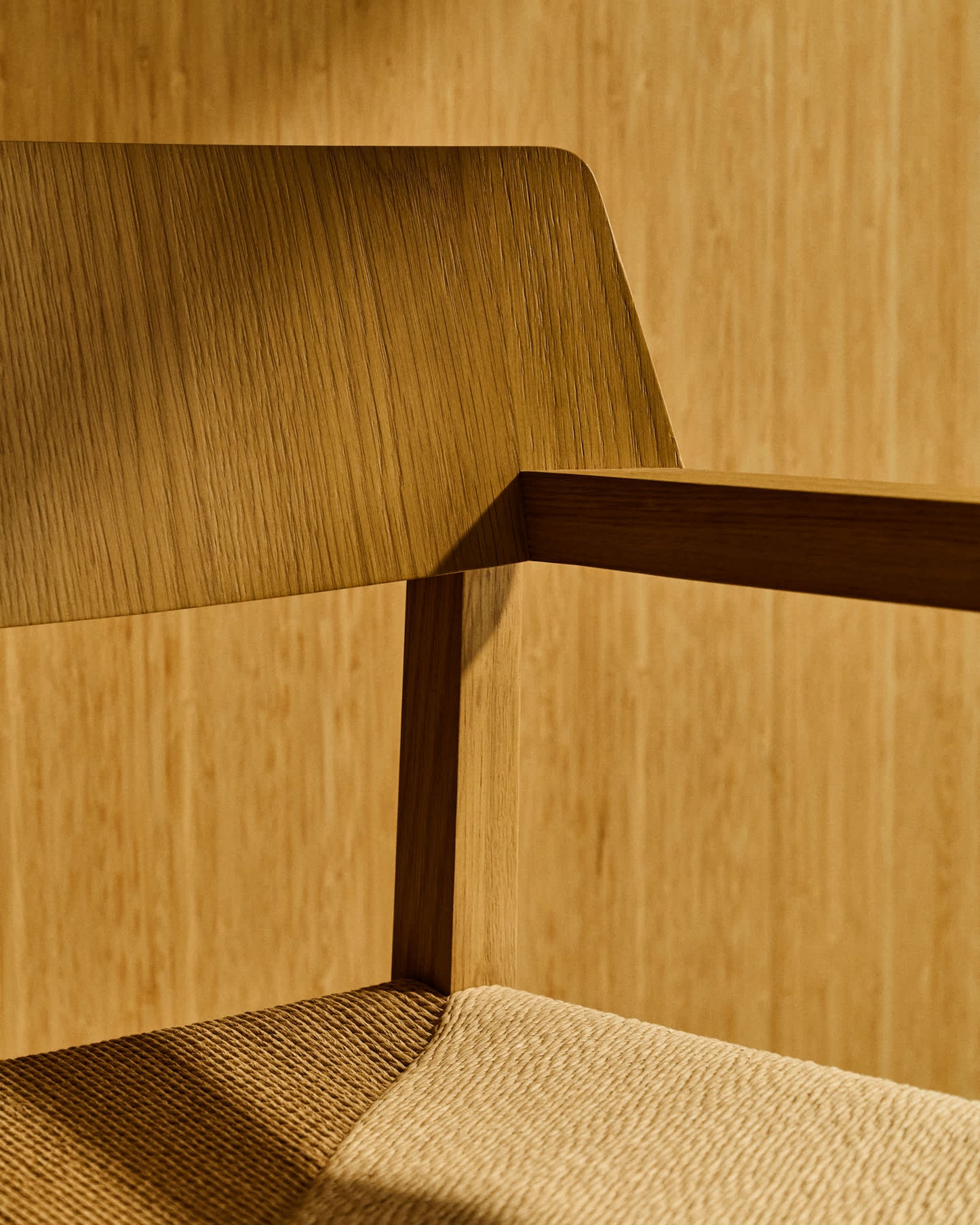 Sedia Idun in legno massiccio di rovere con finitura FSC Mix Credit in tonalità naturale e seduta in corda