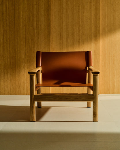 Poltrona Jan realizzata in fibre di cuoio riciclato marrone chiaro e legno massiccio di frassino con finitura in tono naturale