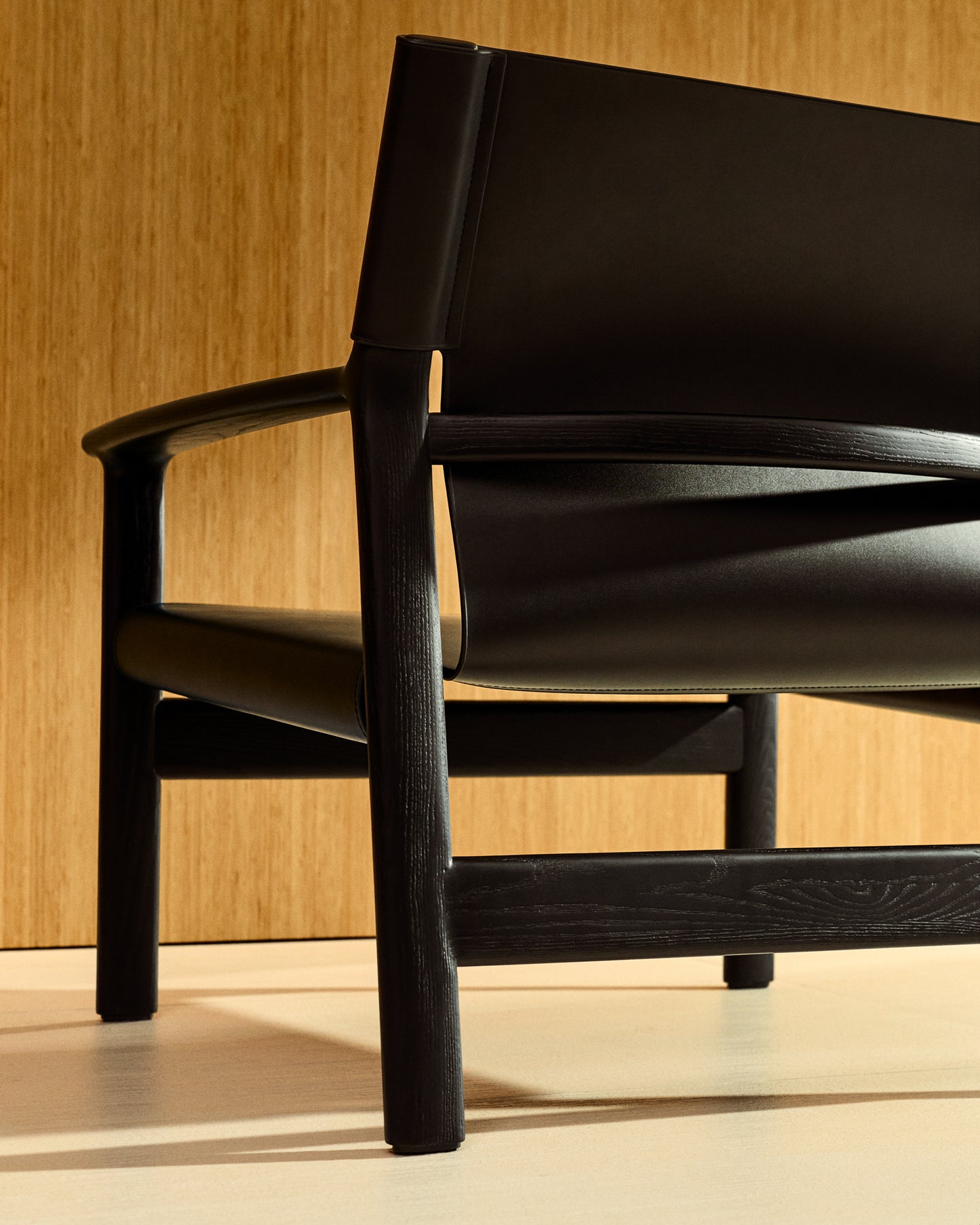 Poltrona Jan in fibre di cuoio riciclato nero e legno massiccio di frassino con finitura nera