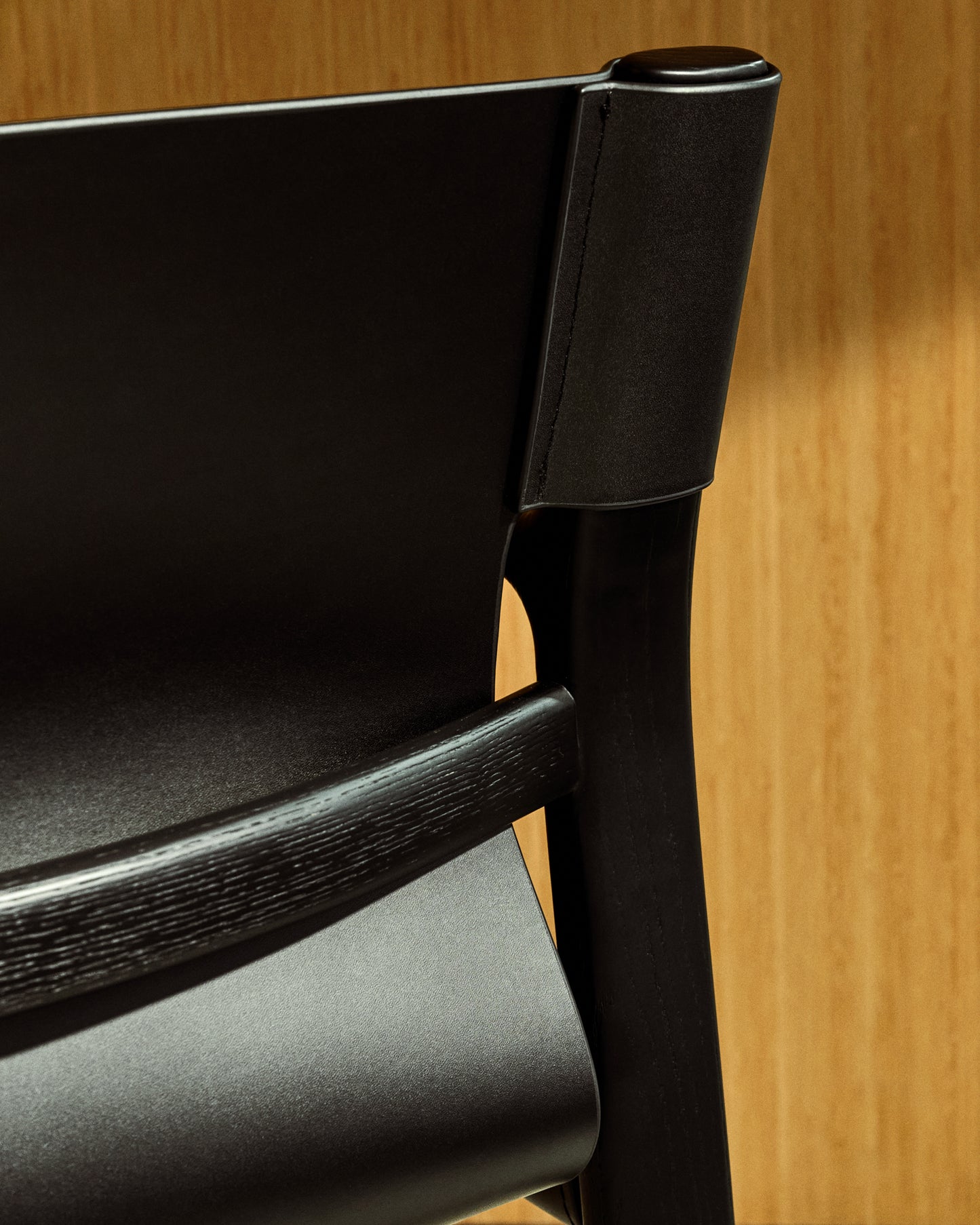 Sedia Jan in fibre di cuoio riciclato nero e legno massiccio di frassino con finitura nera