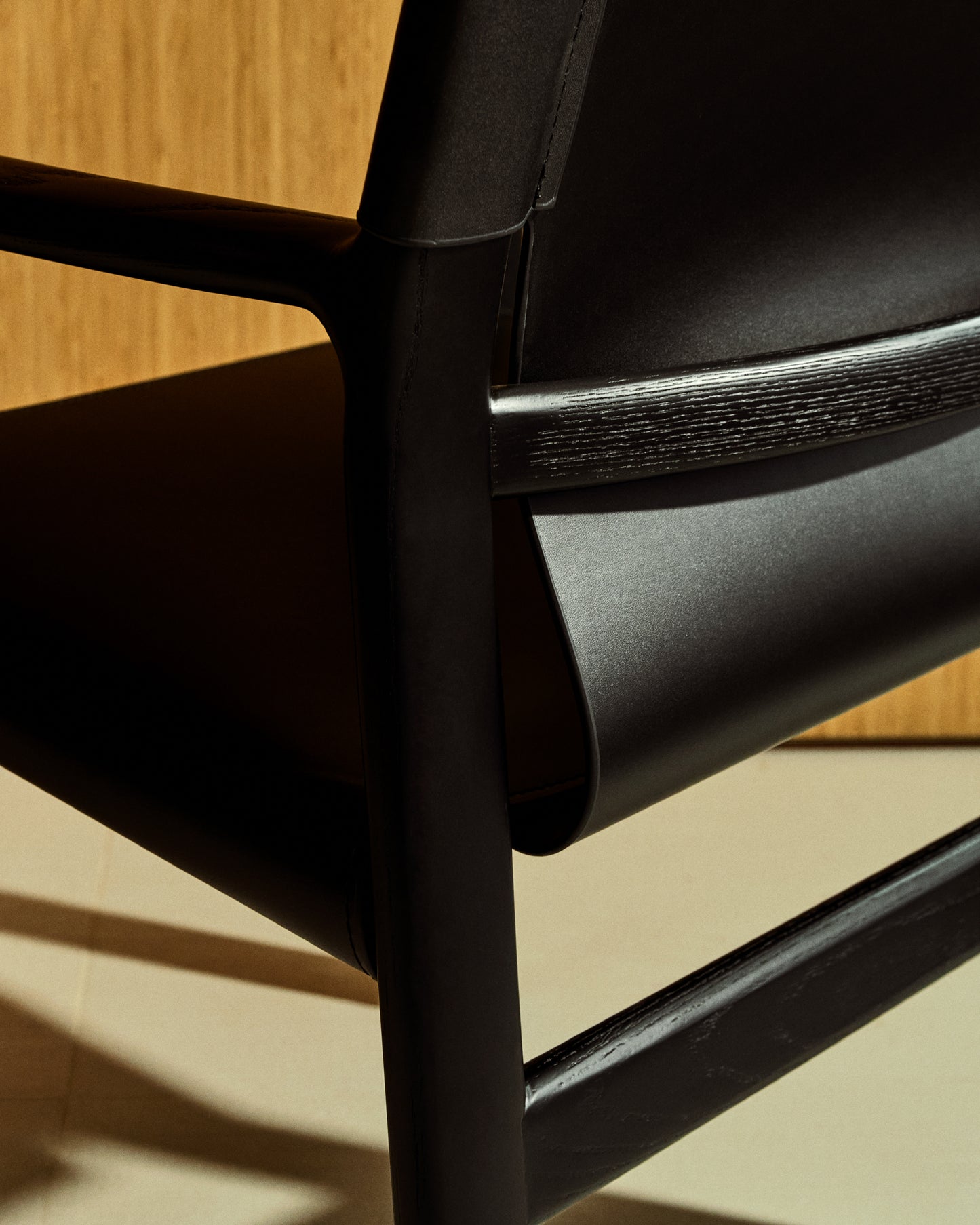 Sedia Jan in fibre di cuoio riciclato nero e legno massiccio di frassino con finitura nera