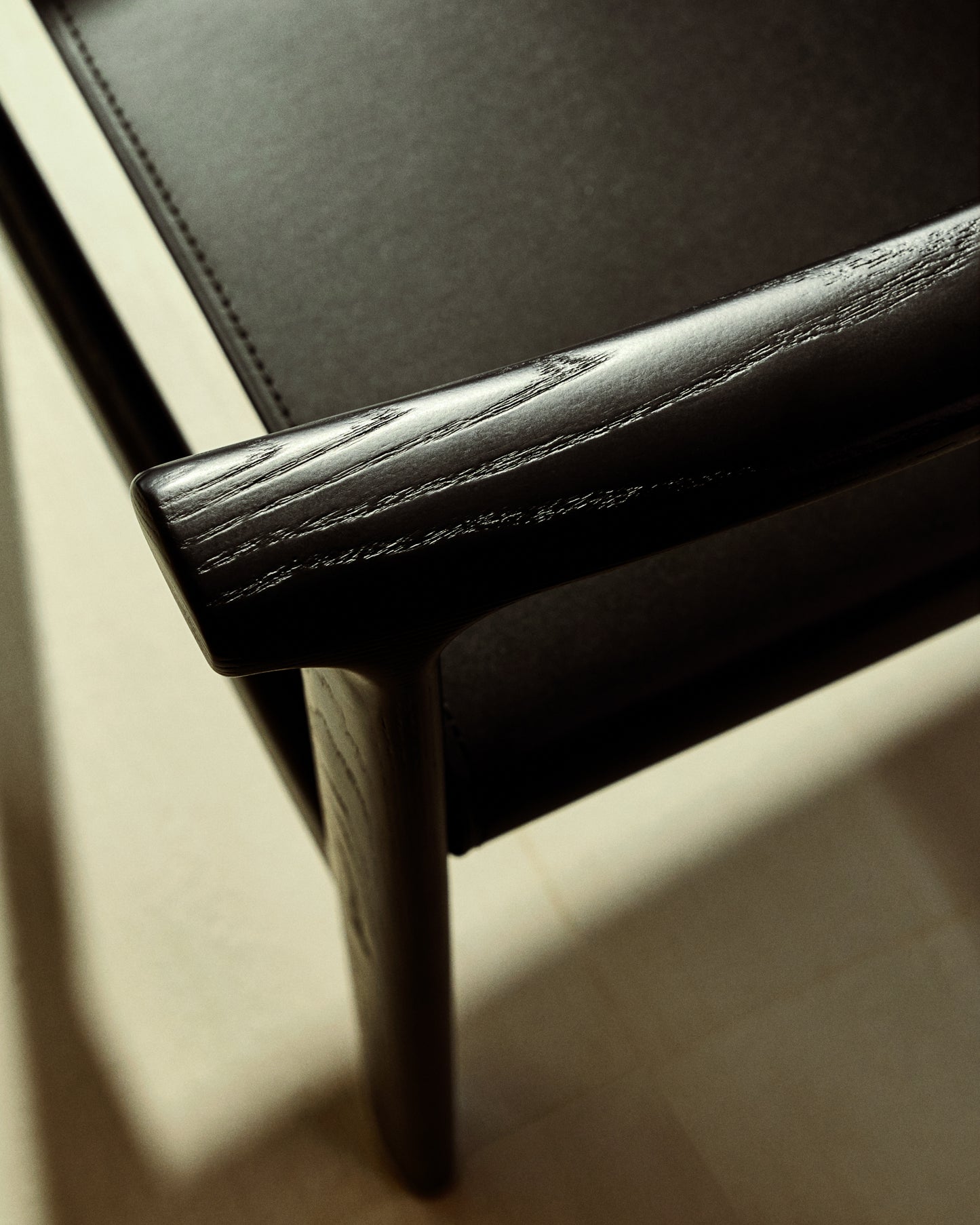 Sedia Jan in fibre di cuoio riciclato nero e legno massiccio di frassino con finitura nera