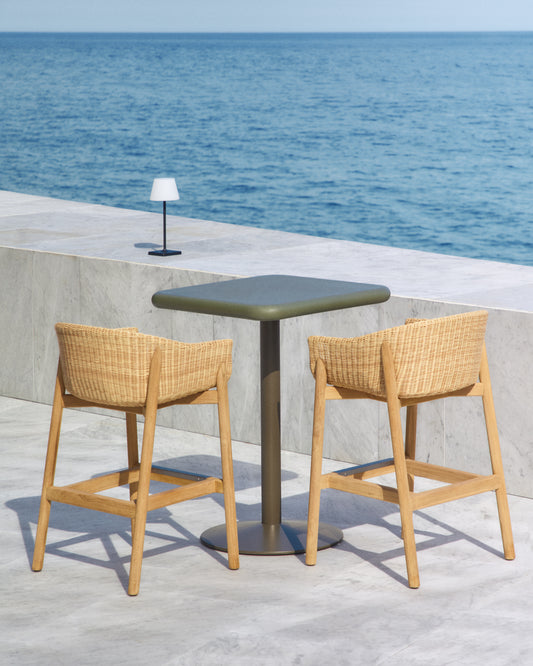 Tavolo alto da esterno Esilda con piano in cemento verde 70 x 70 cm e piede in acciaio verde Ø 55 x 96 cm