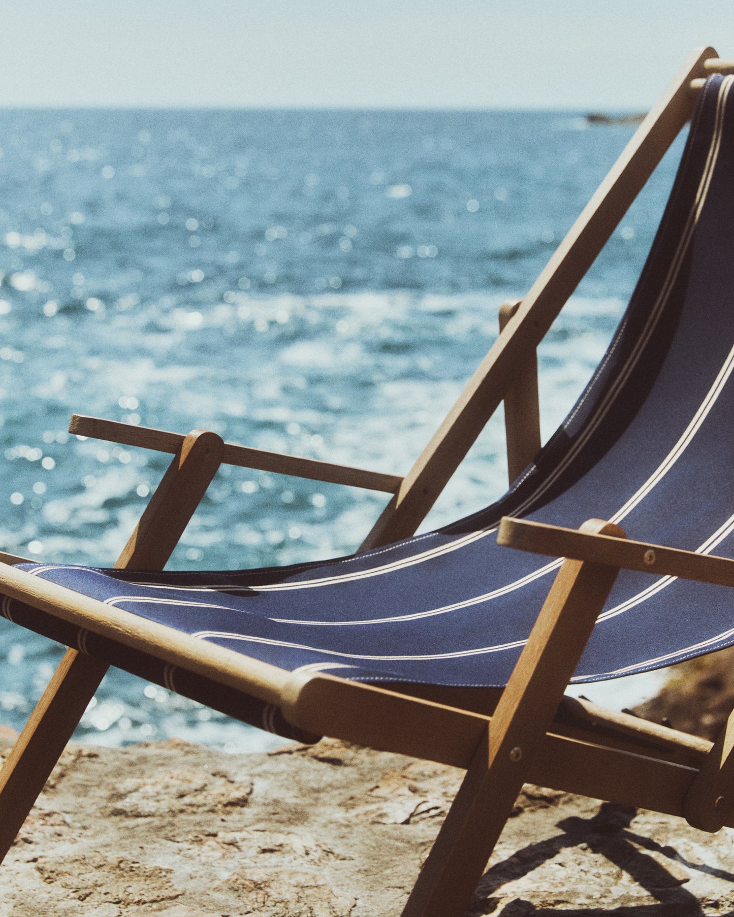 Amaca pieghevole da esterno Vilara a righe blu e beige in legno massiccio di acacia