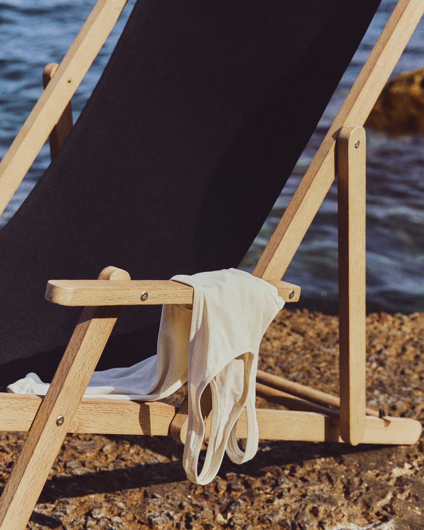 Amaca pieghevole da esterno Vilara nera in legno massiccio di acacia