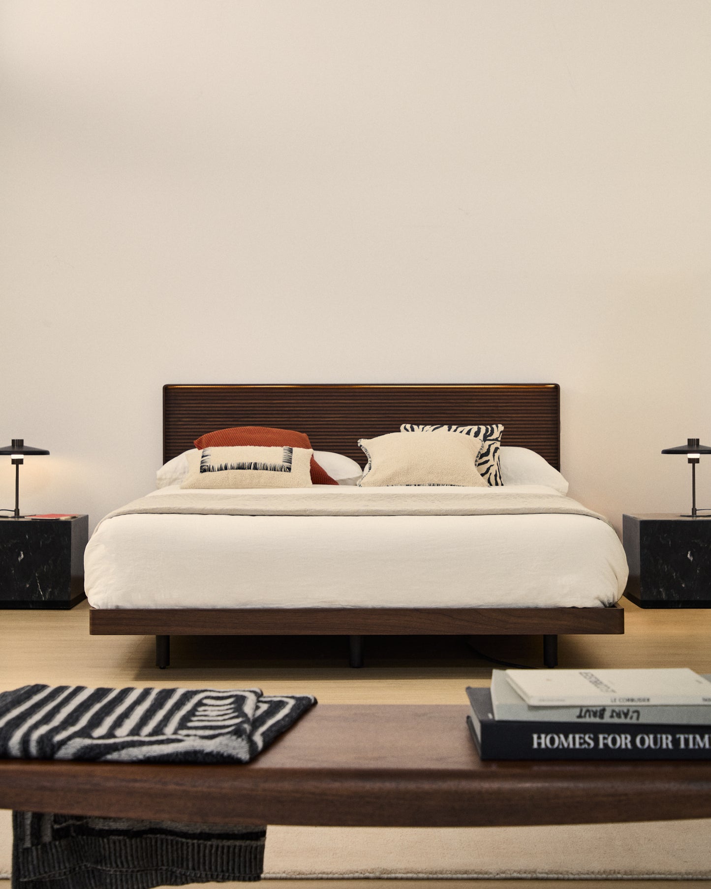 Letto Norlen in impiallacciatura di noce con finitura scura e luce LED per materasso 180 x 200 cm