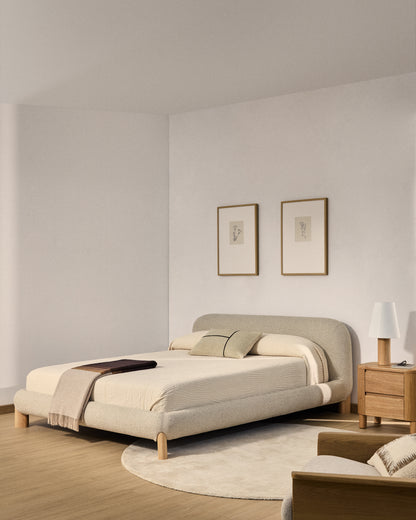 Letto sfoderabile Odina bouclé écru con gambe in frassino massiccio con finitura in tonalità naturale per materasso da 180 x 200 cm
