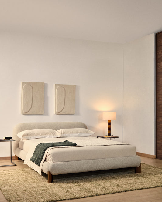 Letto sfoderabile Odina bouclé écru con gambe in frassino massiccio con finitura in noce per materasso da 160 x 200 cm