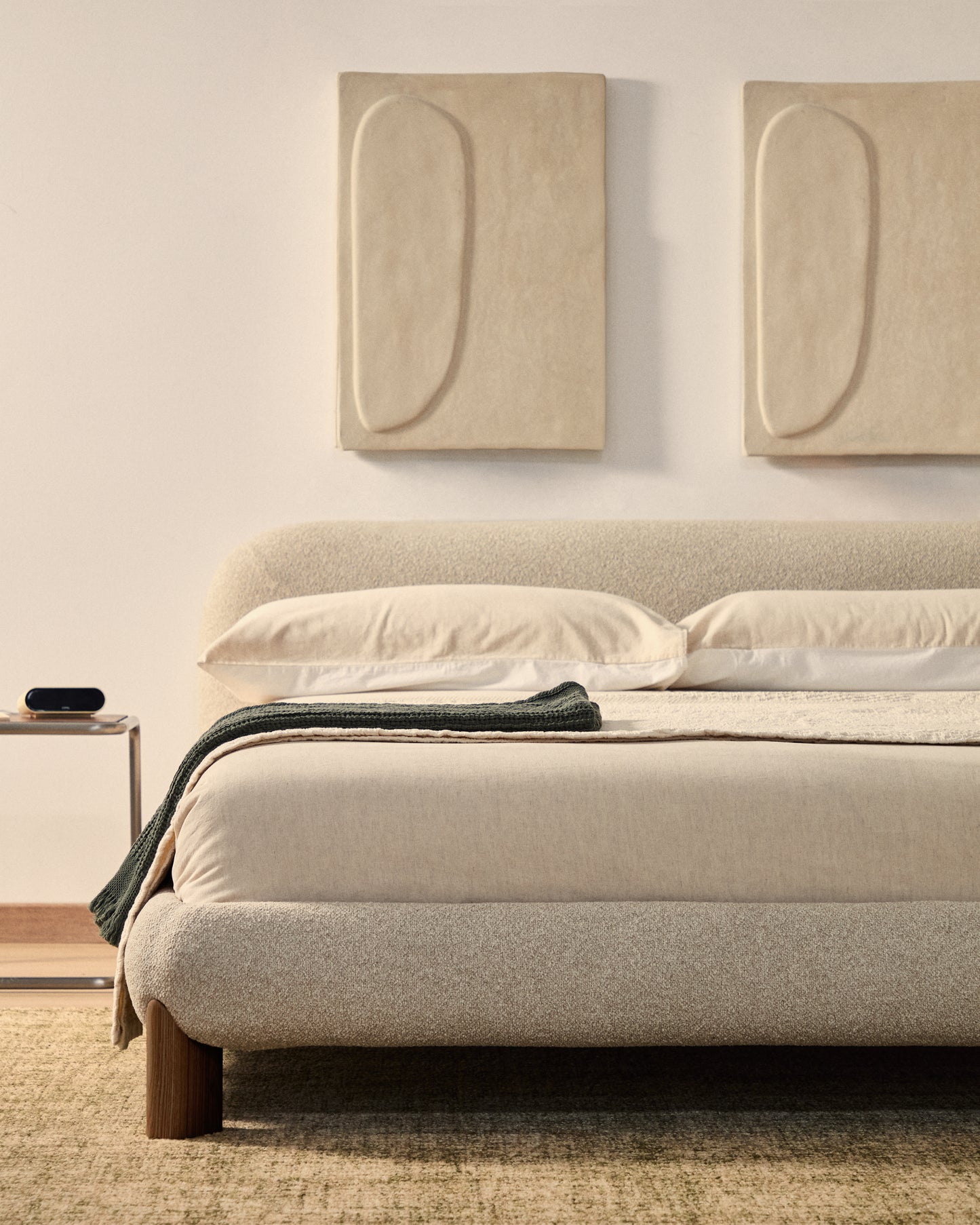 Letto sfoderabile Odina bouclé écru con gambe in frassino massiccio con finitura in noce per materasso da 160 x 200 cm