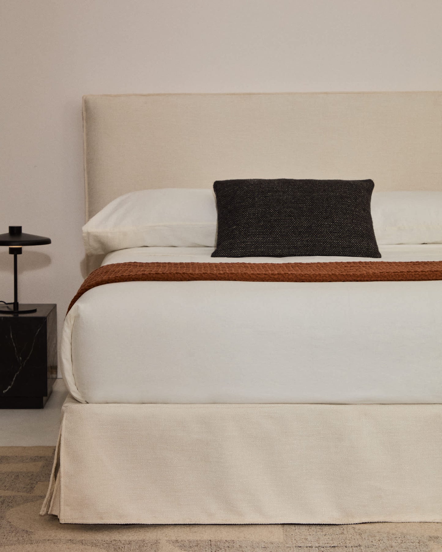 Testiera sfoderabile Jaira in ciniglia bianca per letto fino a 180 cm