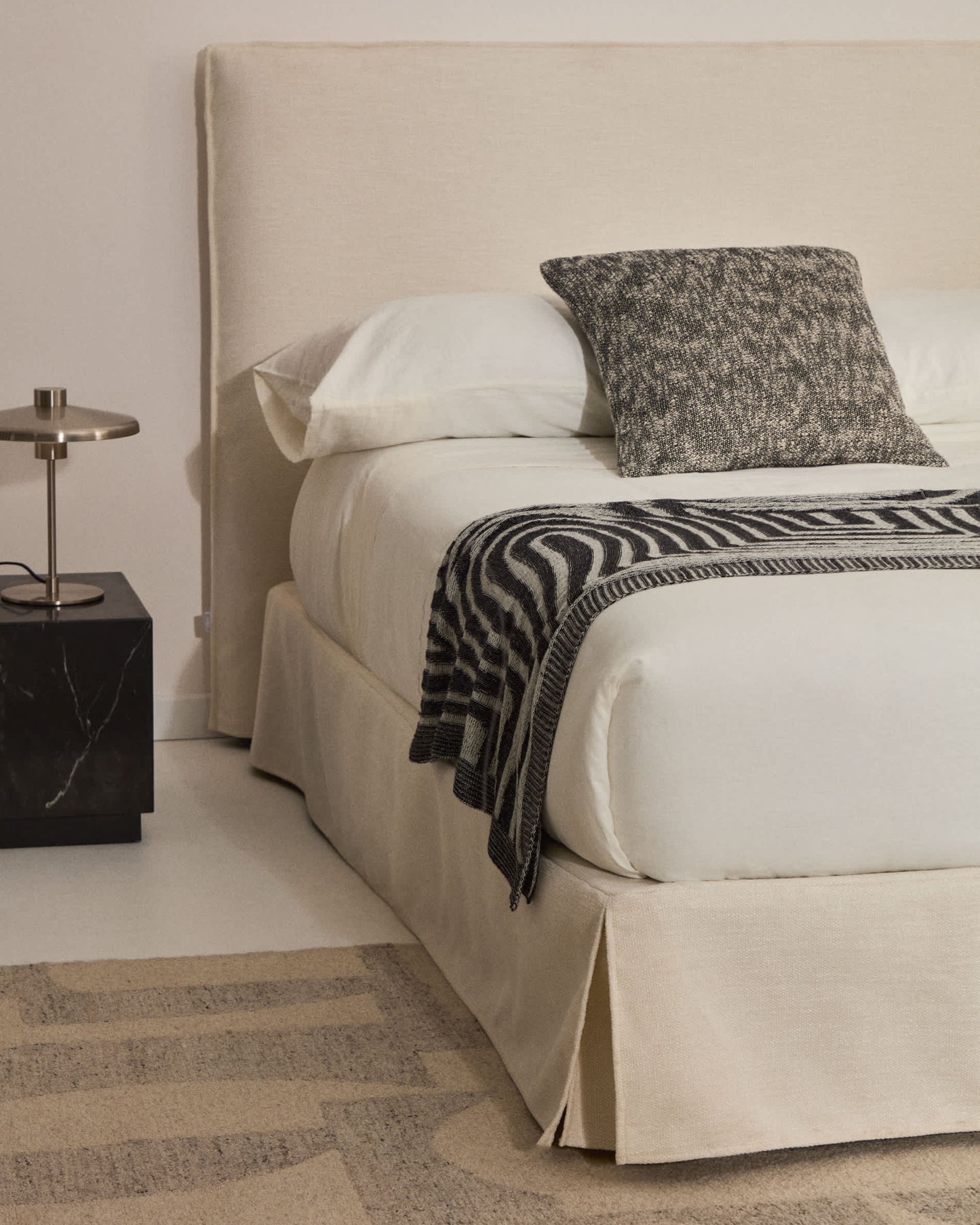 Letto sfoderabile Jaira in ciniglia bianca per materasso da 150x190cm FSC Mix Credit