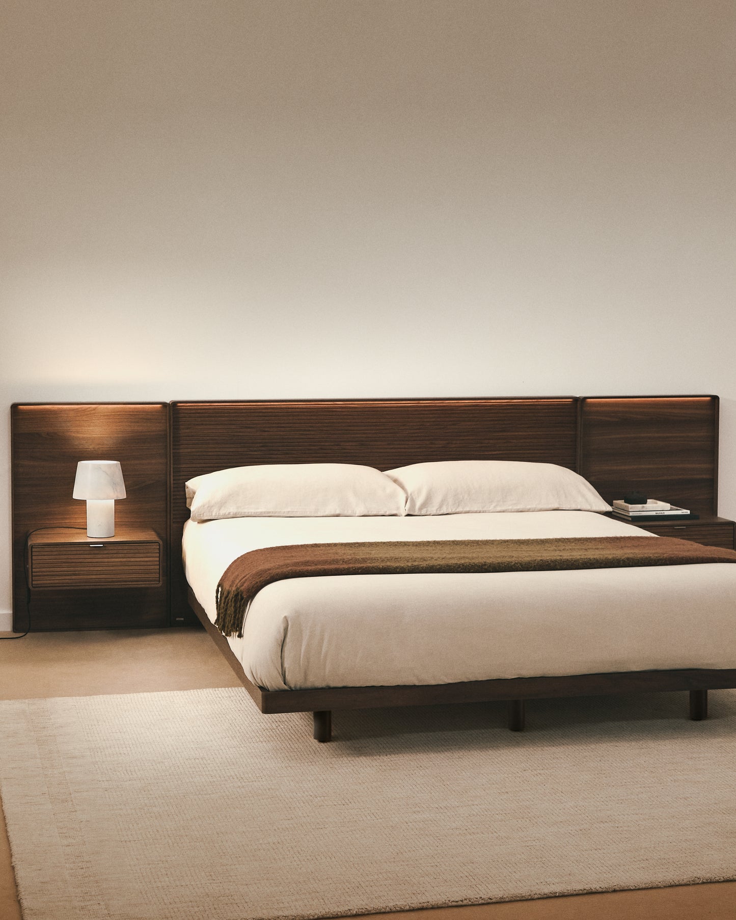 Letto Norlen con 2 comodini in impiallacciatura di noce con finitura scura e luce LED per materasso 180 x 200 cm