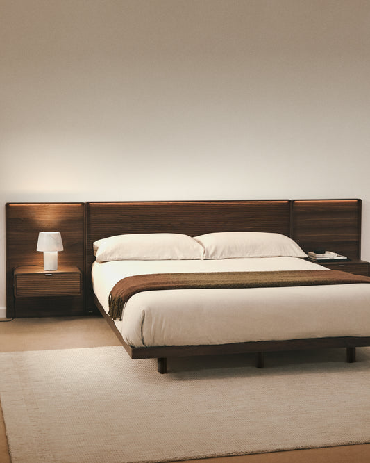 Letto Norlen con 2 comodini in impiallacciatura di noce con finitura scura e luce LED per materasso 180 x 200 cm