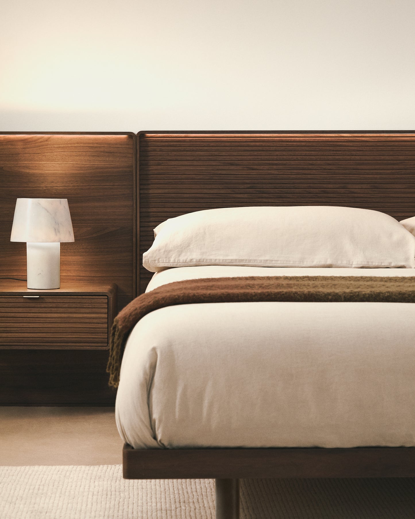 Letto Norlen con 2 comodini in impiallacciatura di noce con finitura scura e luce LED per materasso 180 x 200 cm