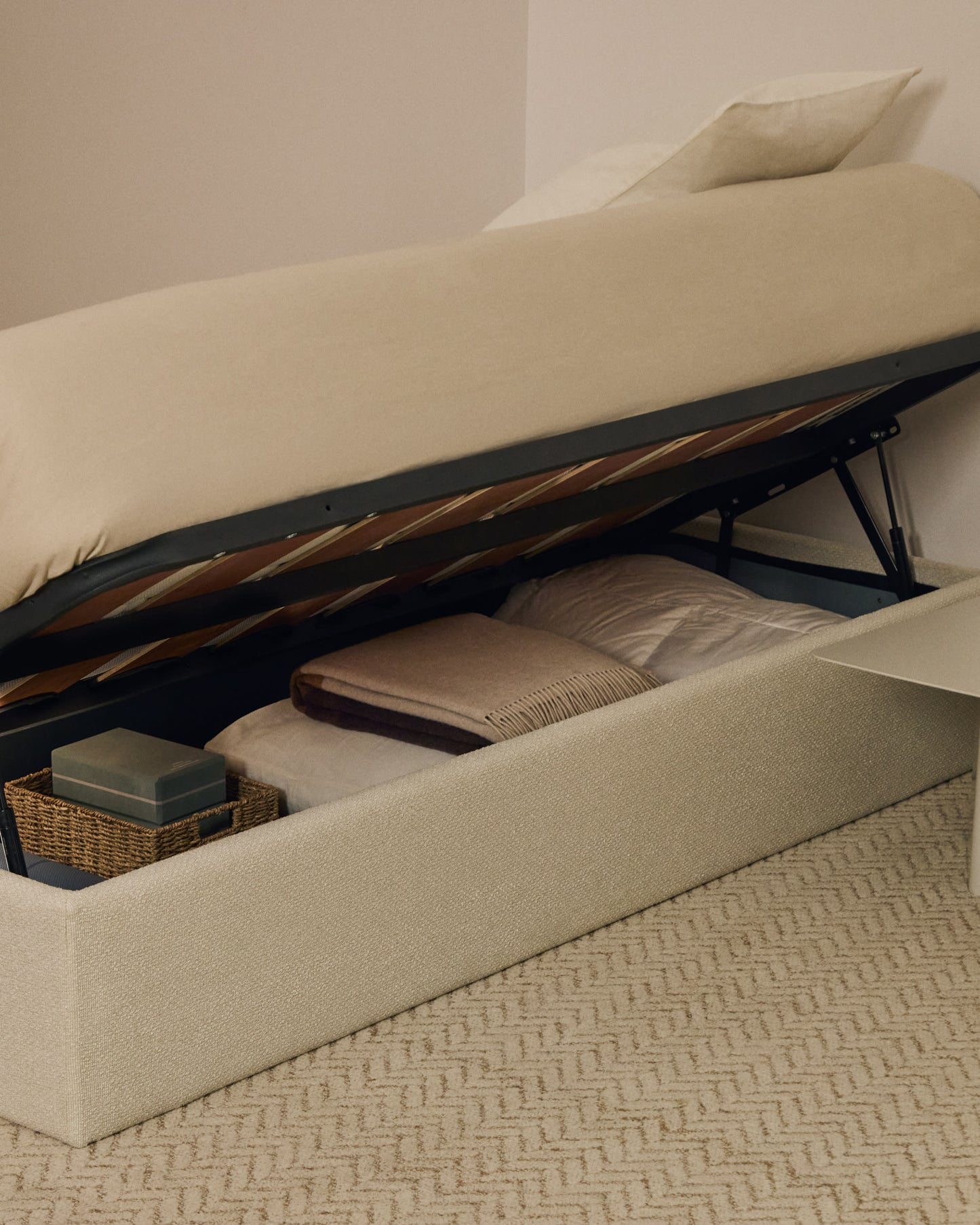 Letto contenitore sfoderabile con apertura laterale Nelzi in ciniglia écru per materasso da 90 x 200 cm