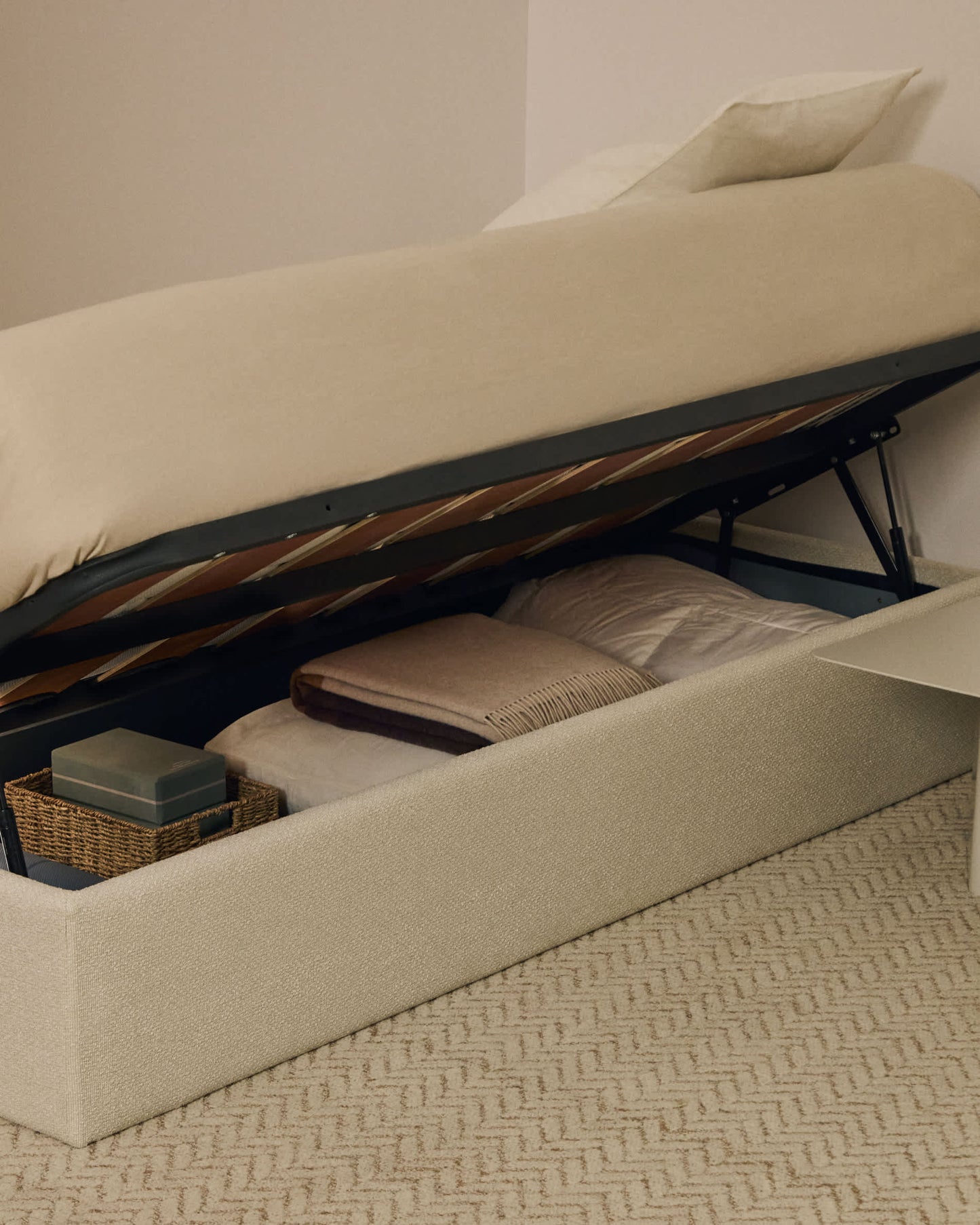 Letto contenitore sfoderabile con apertura laterale Nelzi in ciniglia écru per materasso da 90 x 200 cm