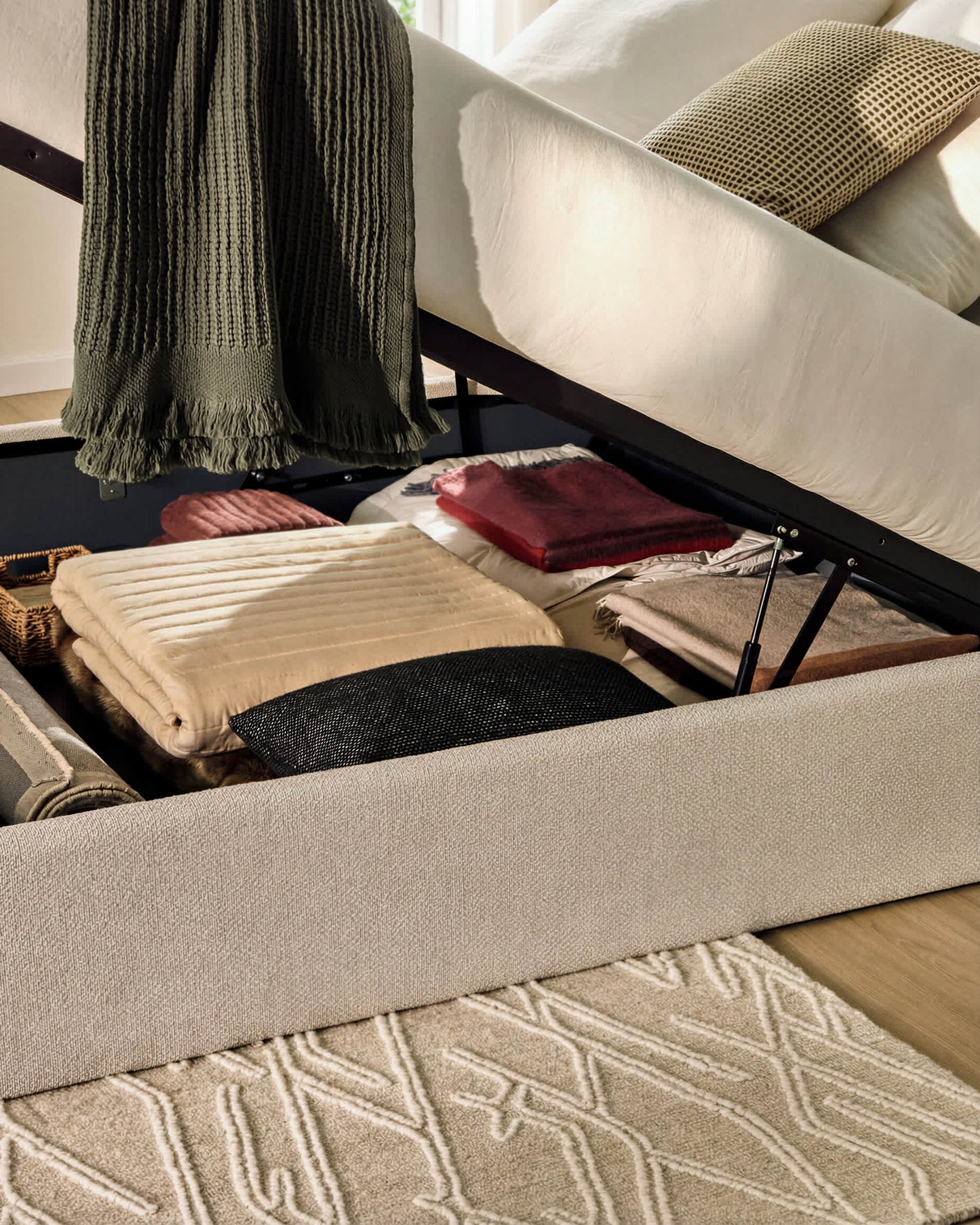 Letto contenitore sfoderabile Nelzi in ciniglia écru per materasso da 160 x 200 cm FSC 100%