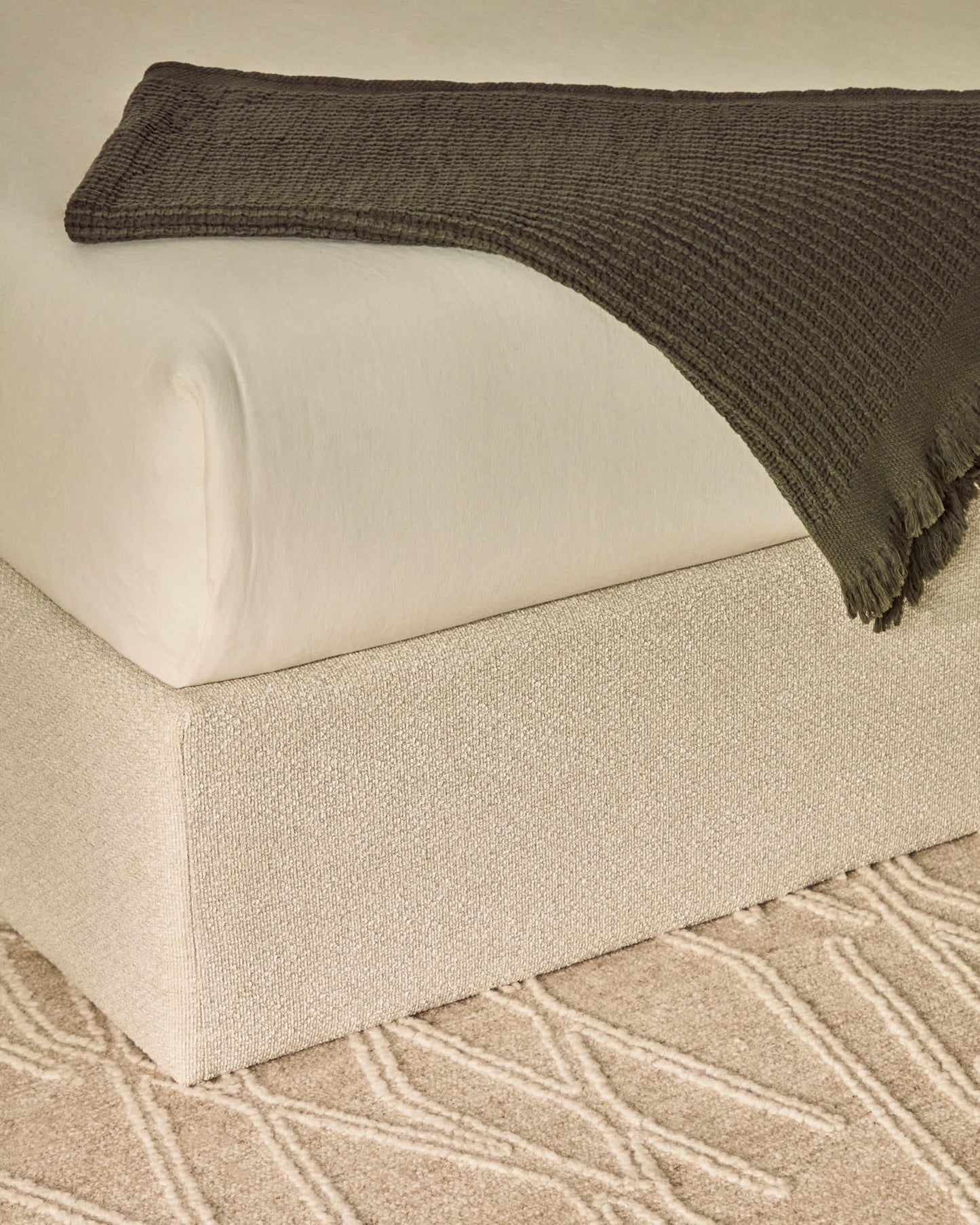 Letto contenitore sfoderabile Nelzi in ciniglia écru per materasso da 160 x 200 cm FSC 100%
