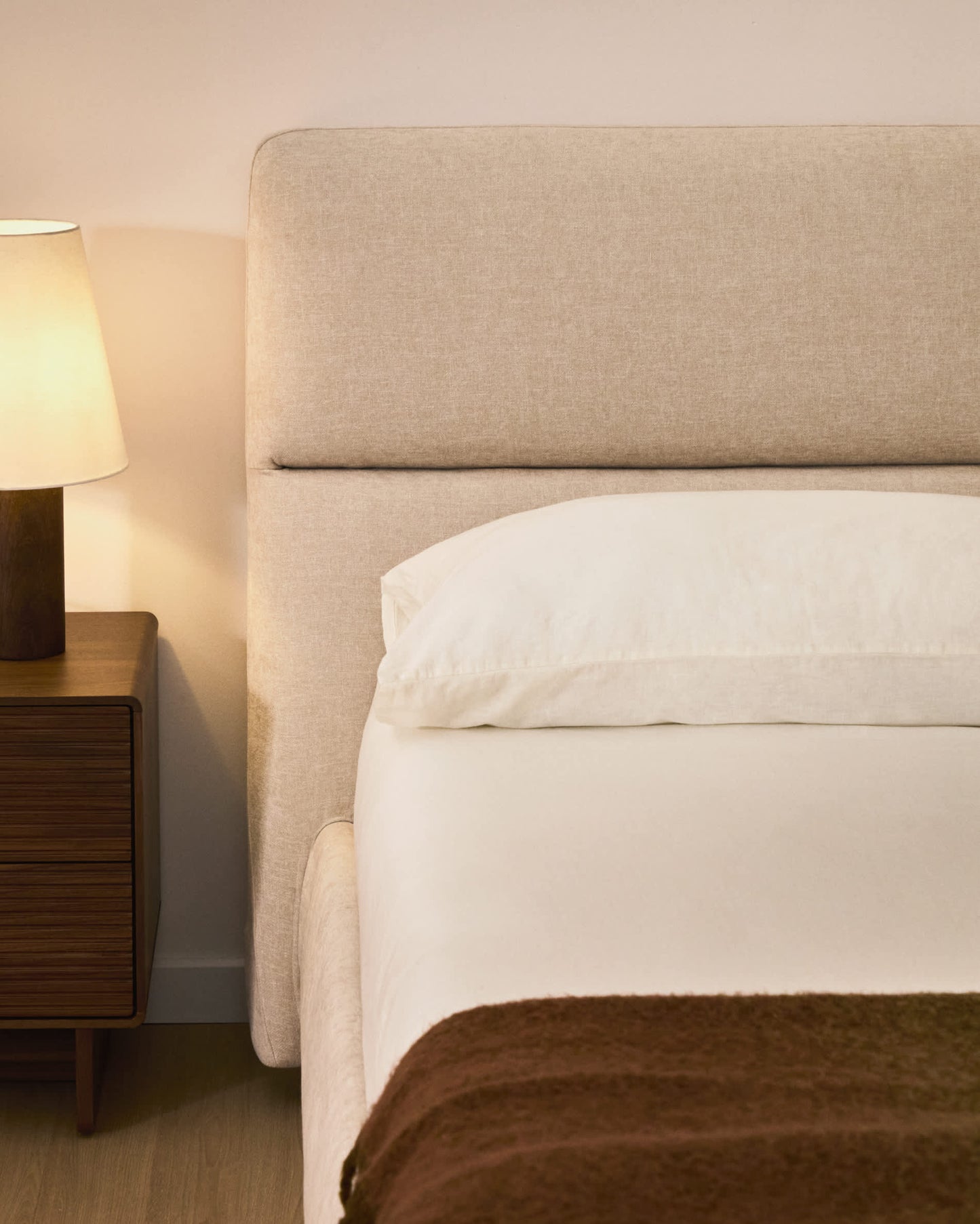 Letto sfoderabile Dafra in ciniglia beige con contenitore apribile per materasso 160 x 200 cm