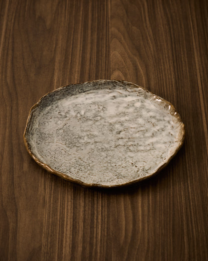 Piatto piano Alenia in ceramica marrone