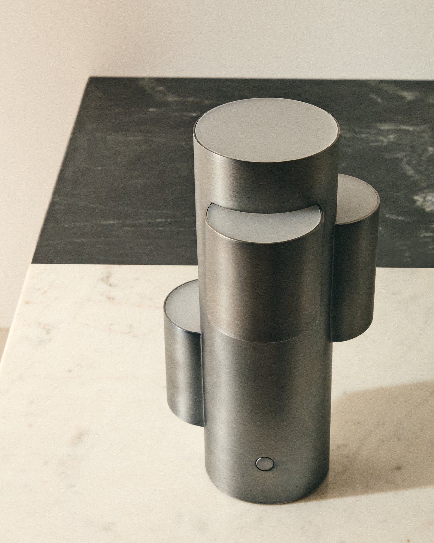 Lampada da tavolo portatile a LED Adrina in metallo grigio scuro con finitura spazzolata
