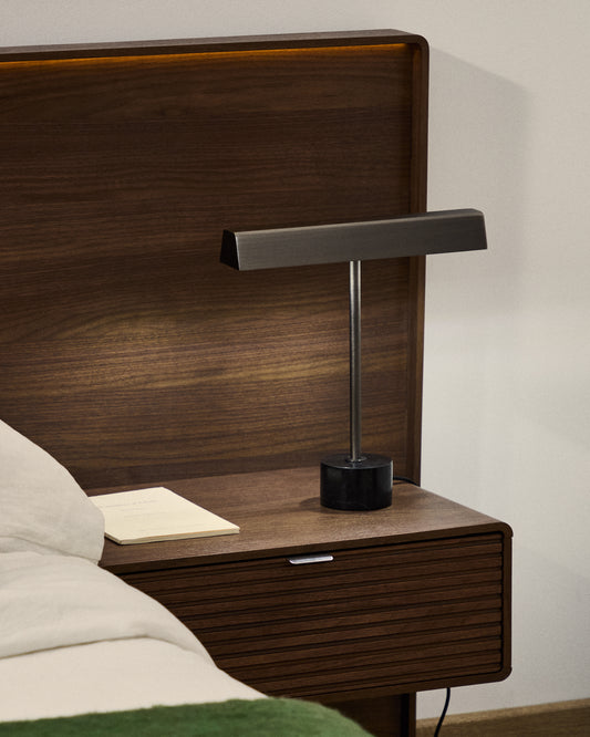 Lampada da tavolo Lynor in metallo spazzolato con base in marmo nero