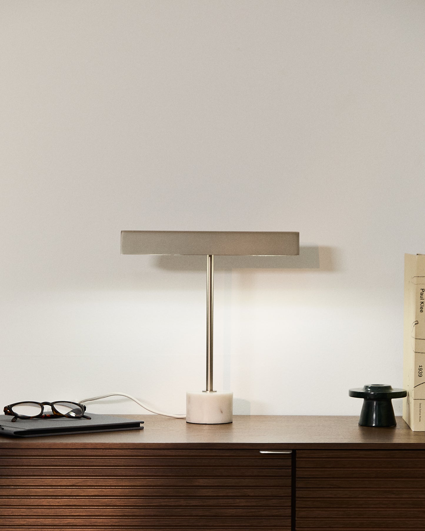 Lampada da tavolo Lynor in metallo spazzolato con base in marmo bianco